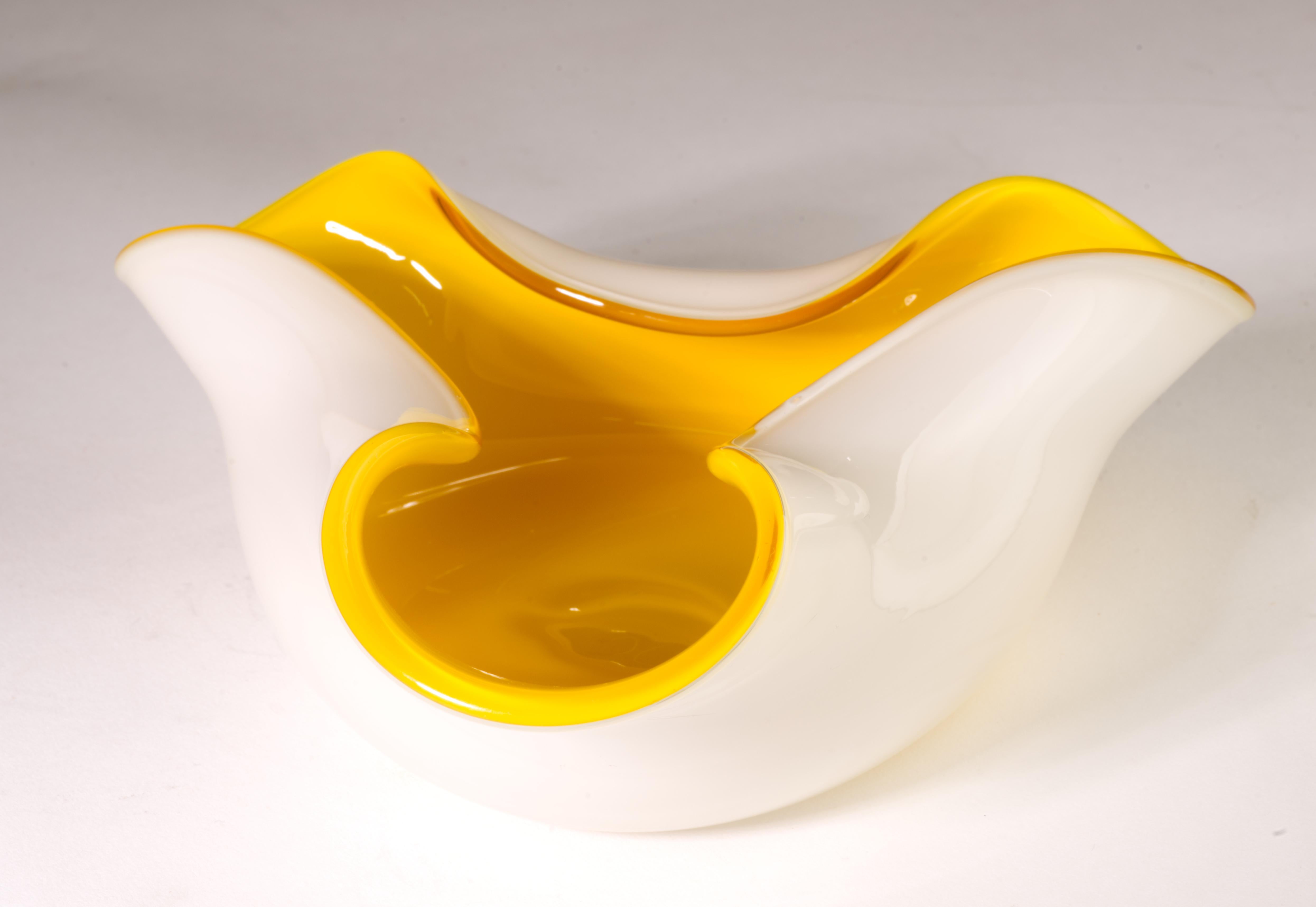 Organico moderno Ciotola o posacenere modernista in vetro incamiciato giallo e bianco in vendita