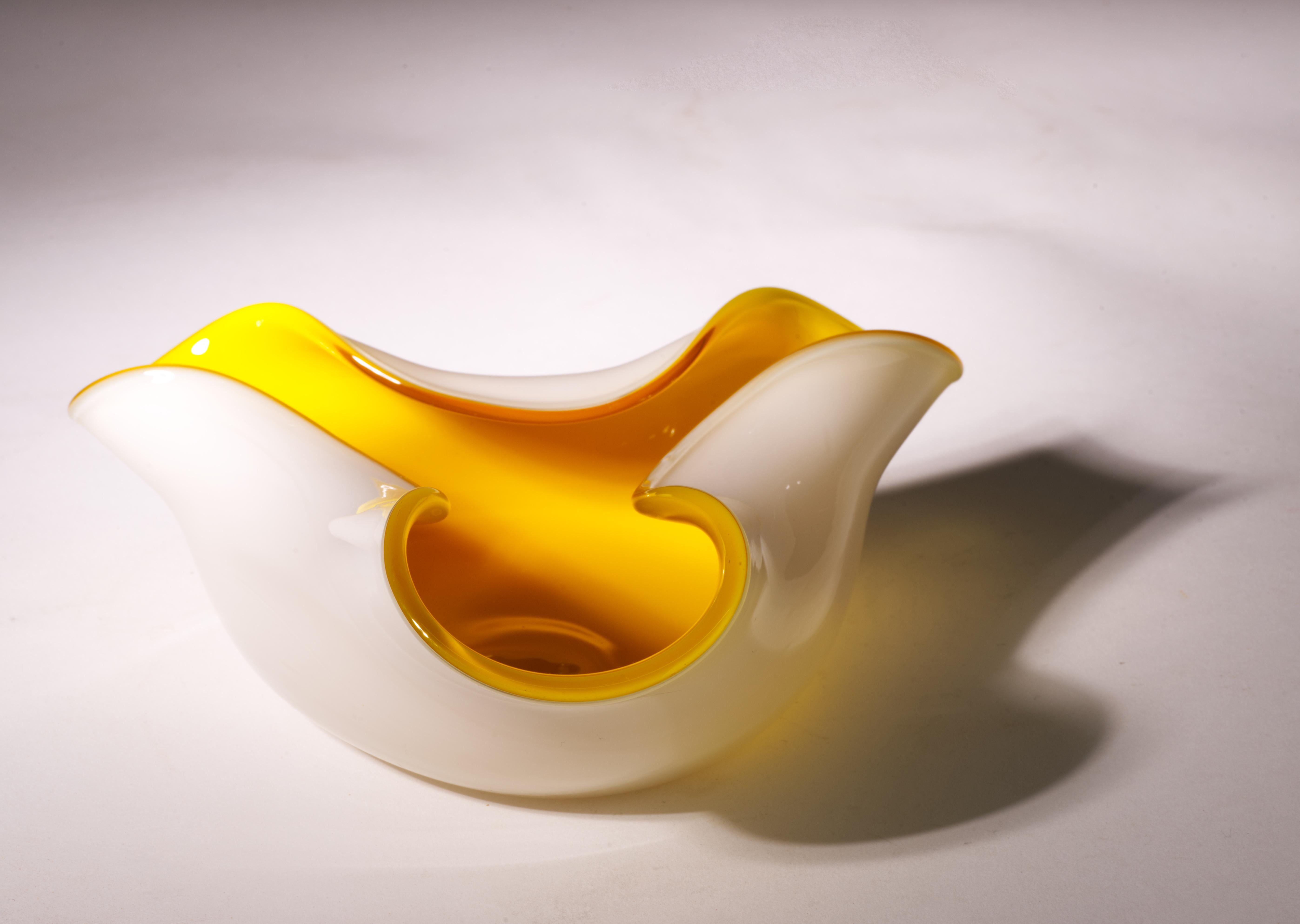 Fatto a mano Ciotola o posacenere modernista in vetro incamiciato giallo e bianco in vendita
