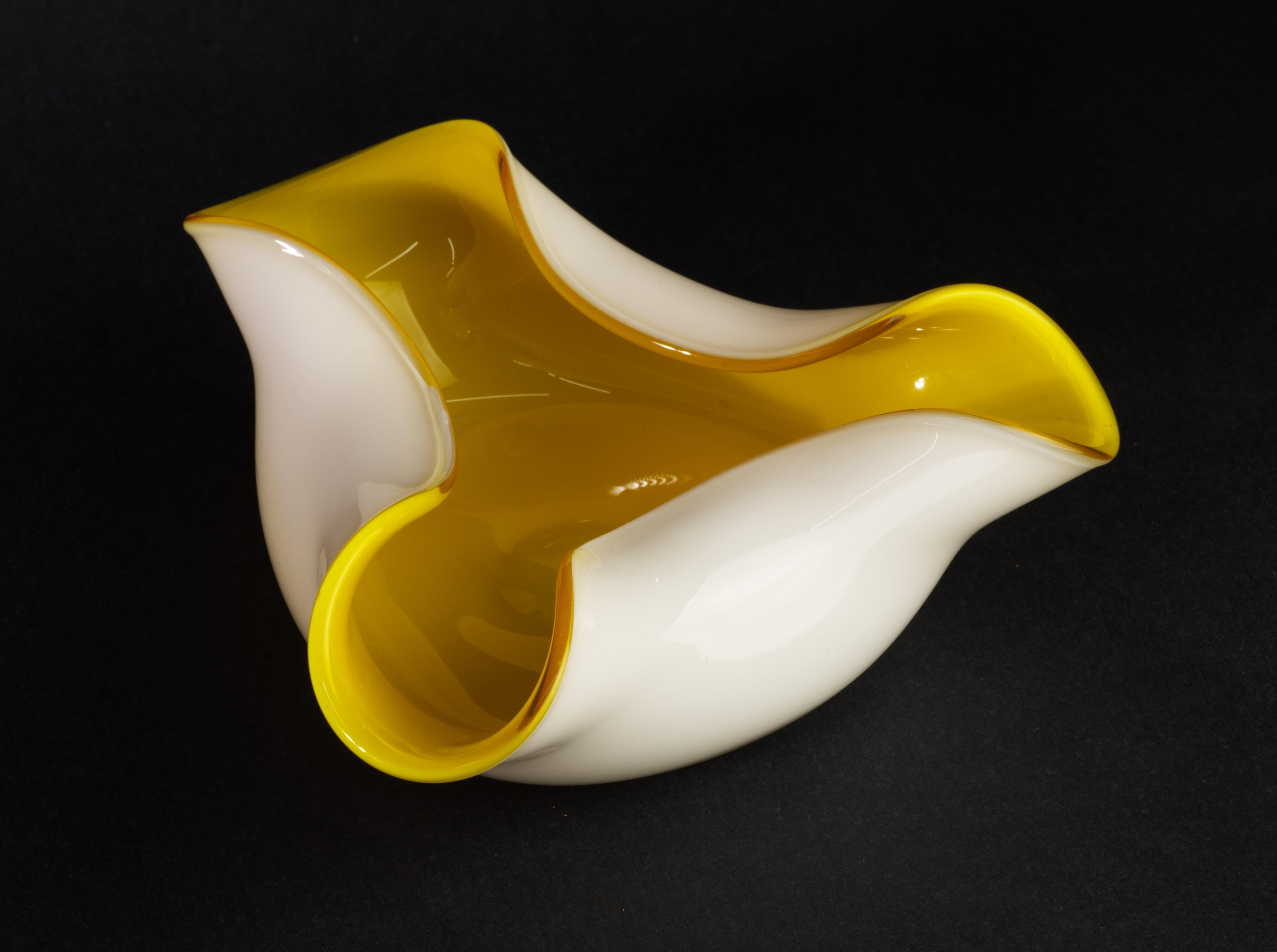 Ciotola o posacenere modernista in vetro incamiciato giallo e bianco In condizioni buone in vendita a Clifton Springs, NY