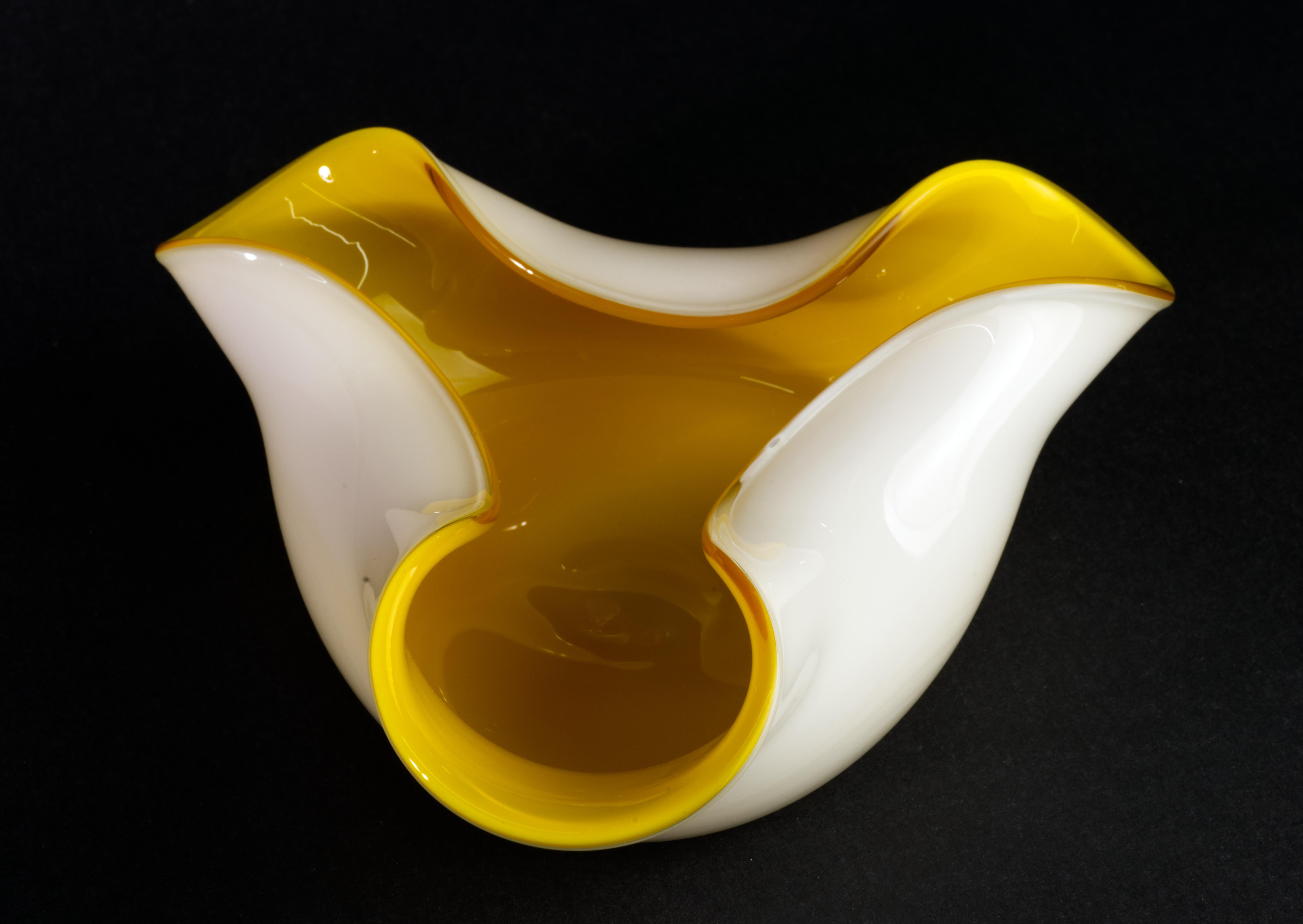 XX secolo Ciotola o posacenere modernista in vetro incamiciato giallo e bianco in vendita