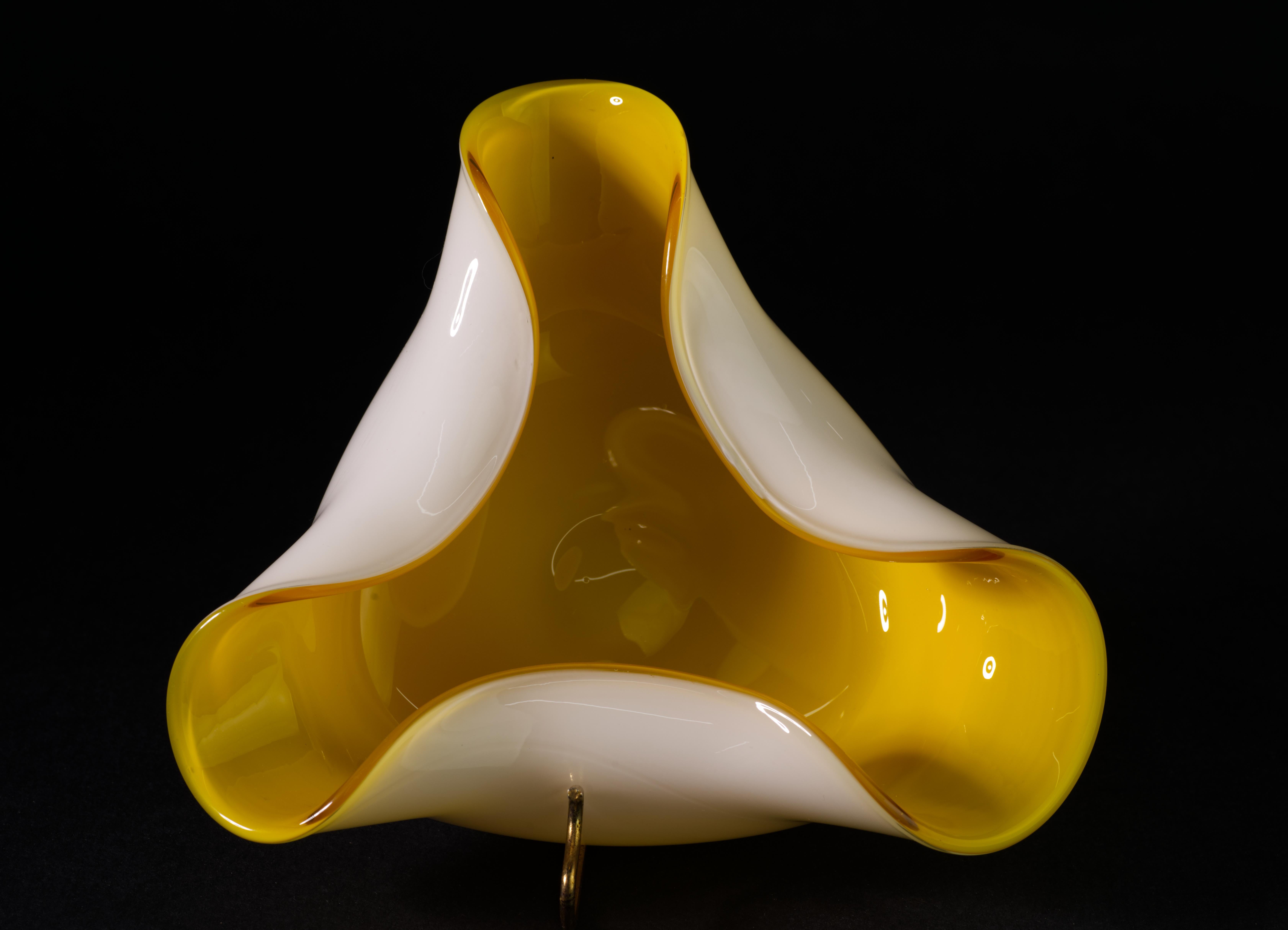 Vetro soffiato Ciotola o posacenere modernista in vetro incamiciato giallo e bianco in vendita