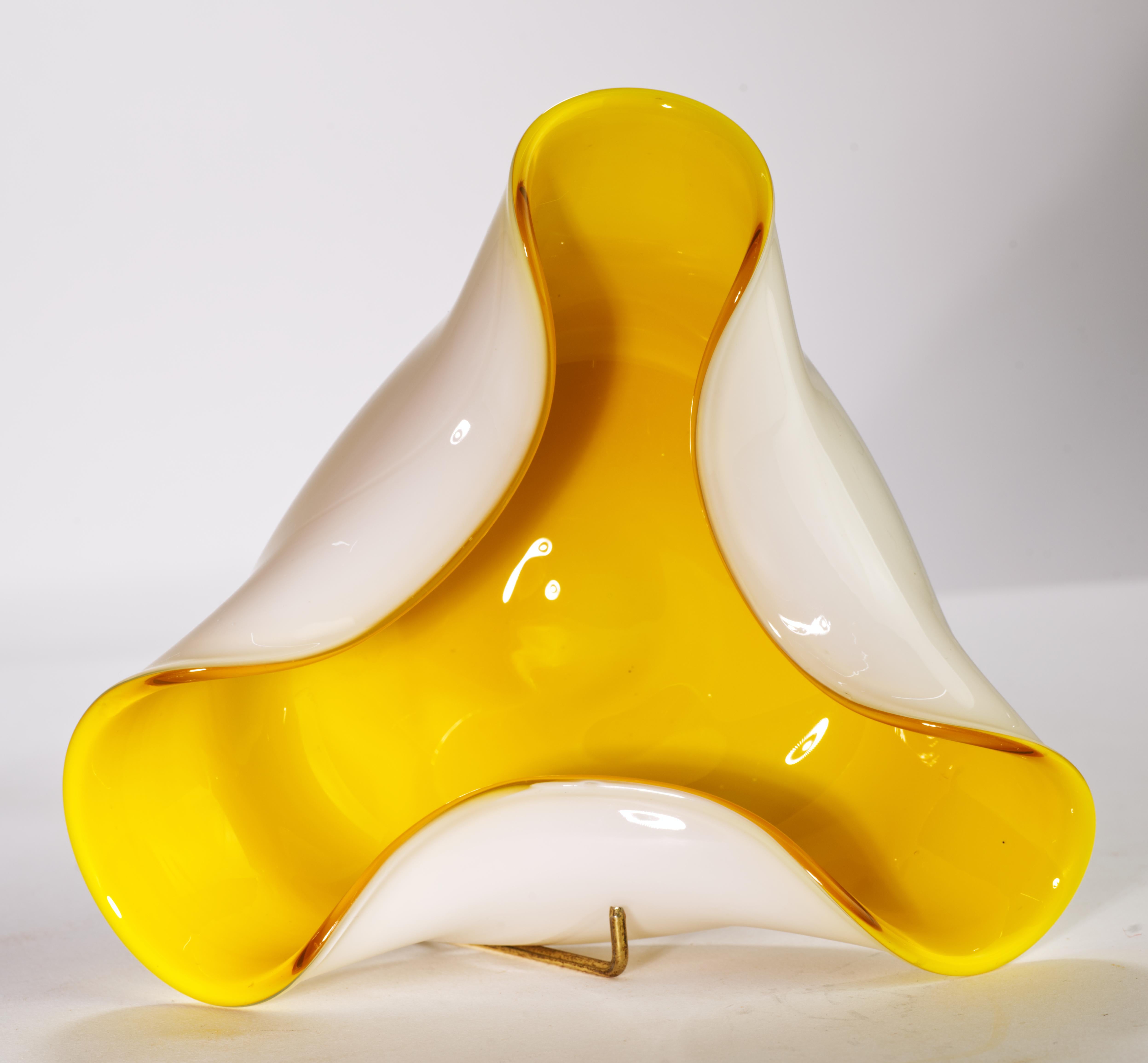 Ciotola o posacenere modernista in vetro incamiciato giallo e bianco in vendita 1
