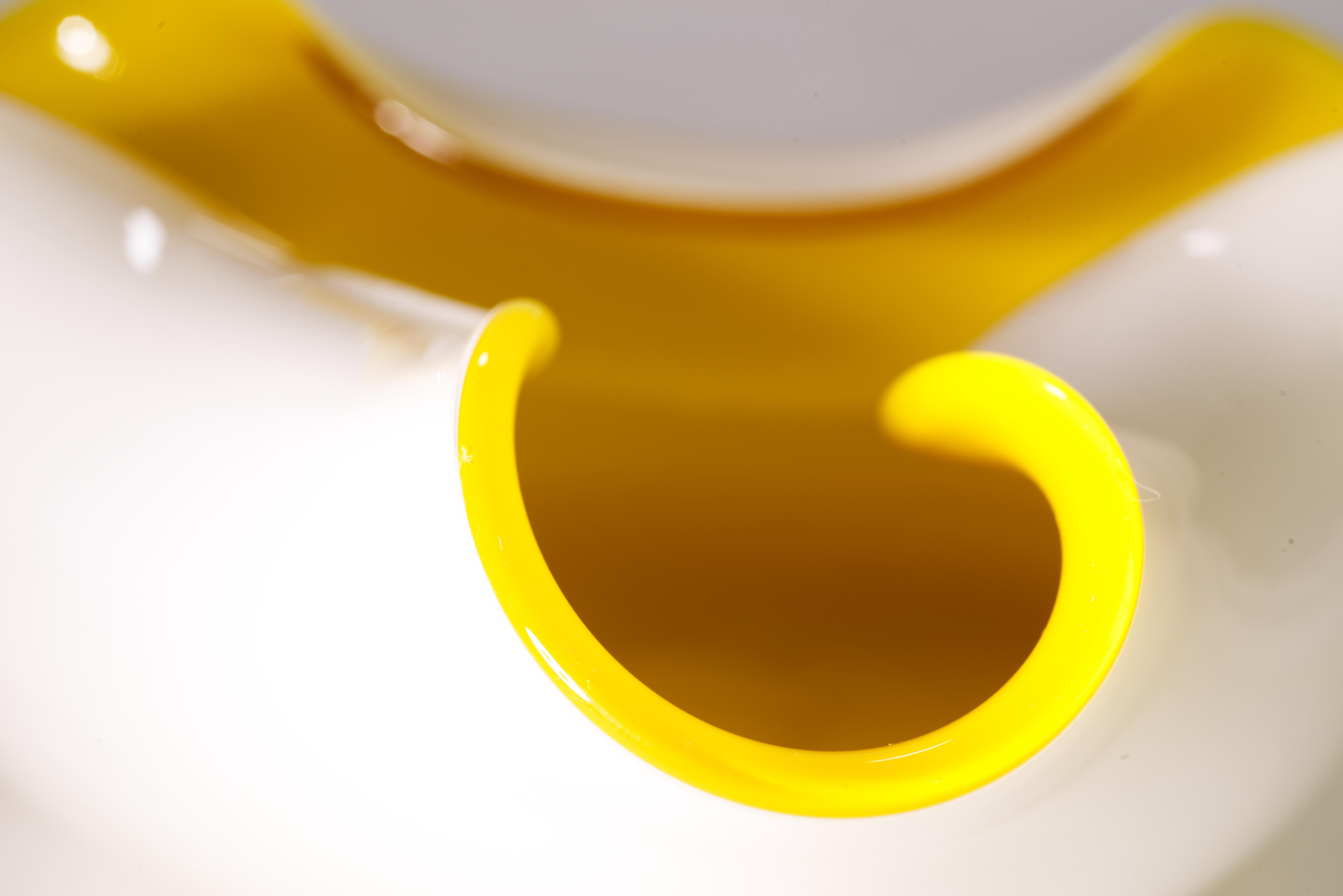 Ciotola o posacenere modernista in vetro incamiciato giallo e bianco in vendita 2