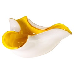 Cuenco o cenicero modernista de vidrio estuchado amarillo y blanco
