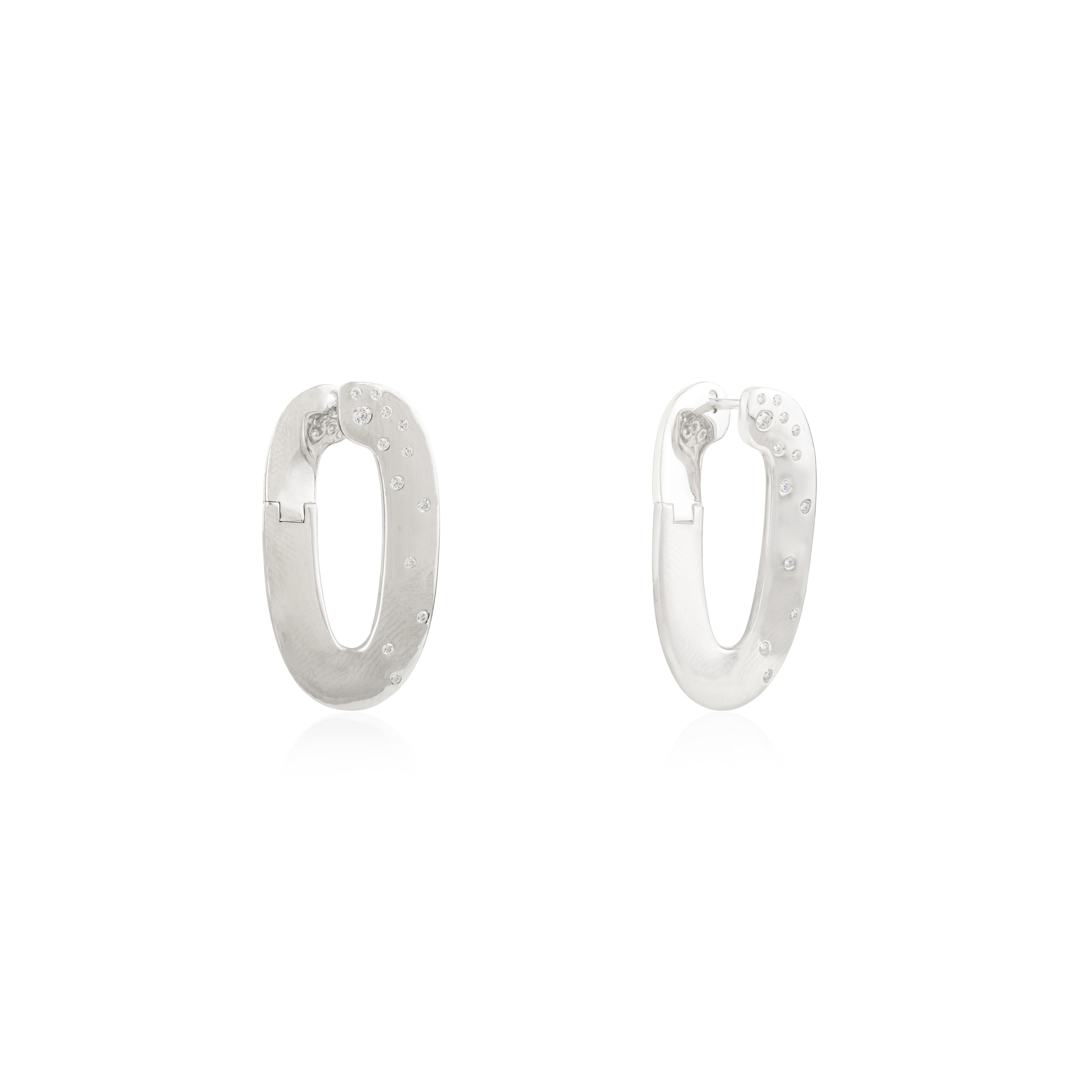 Taille ronde Moderniste Zircon Stone Oval Hinged Lock Earrings Gift for Her in 925 Silver en vente