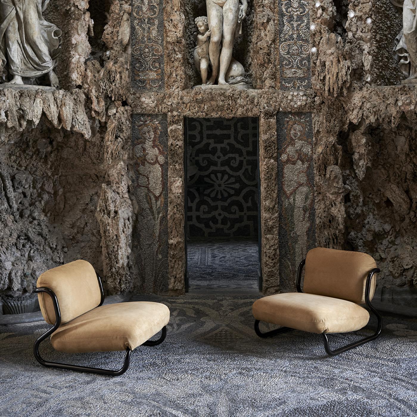 Le fauteuil Modernista de STUDIOPEPE présente une silhouette audacieuse et fluide qui embrasse des coussins généreusement rembourrés conçus pour un confort décontracté. Son échelle moyenne est mise en valeur par des courbes soigneusement sculptées