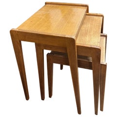 Tables gigognes modernistes