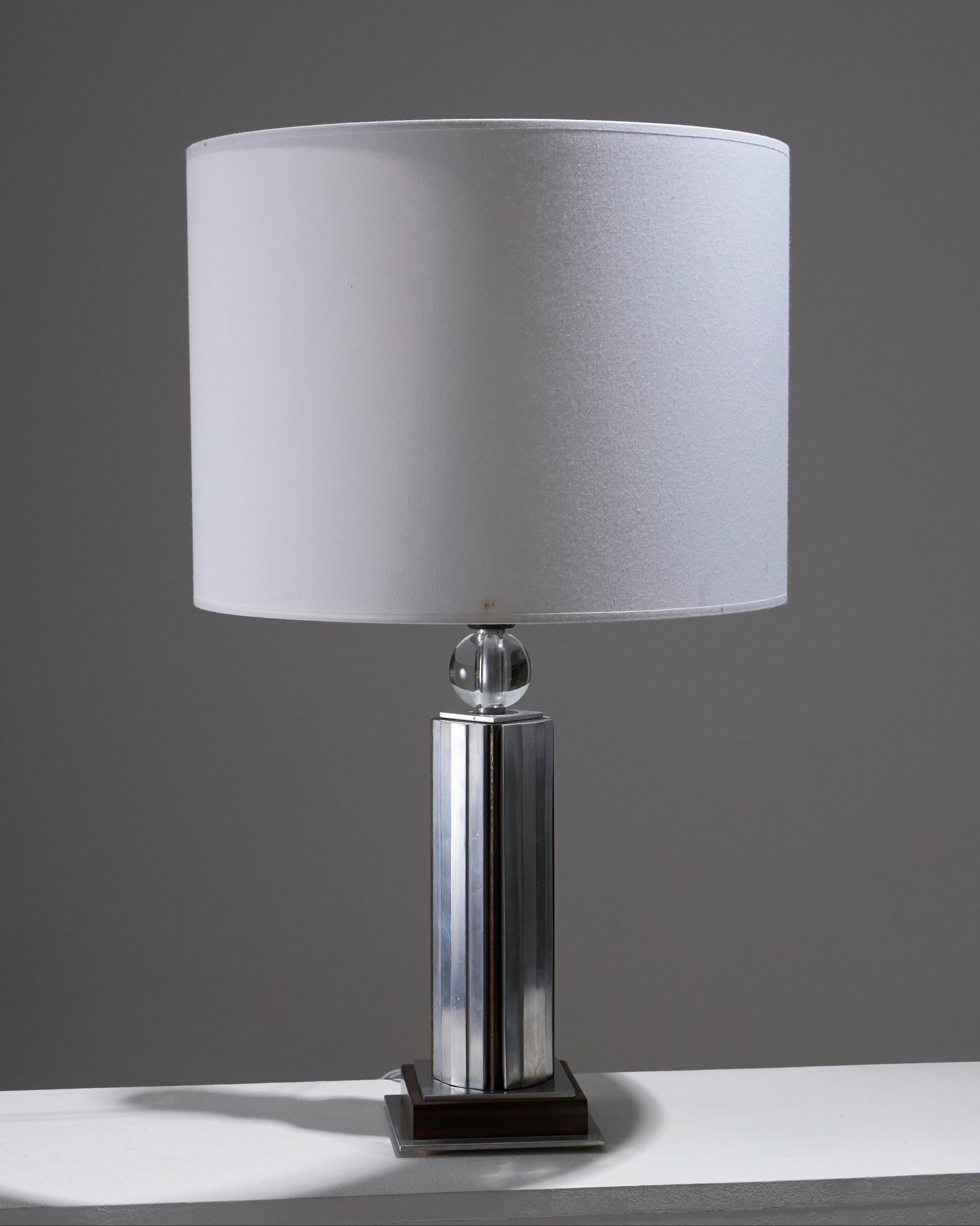 Lámpara de sobremesa modernista de aluminio y ébano de Macassar, de estilo Art Déco. Una esfera de cristal está delicadamente colocada en la base del casquillo de la bombilla. En buen estado y totalmente funcional. Se vende sin pantalla y sin