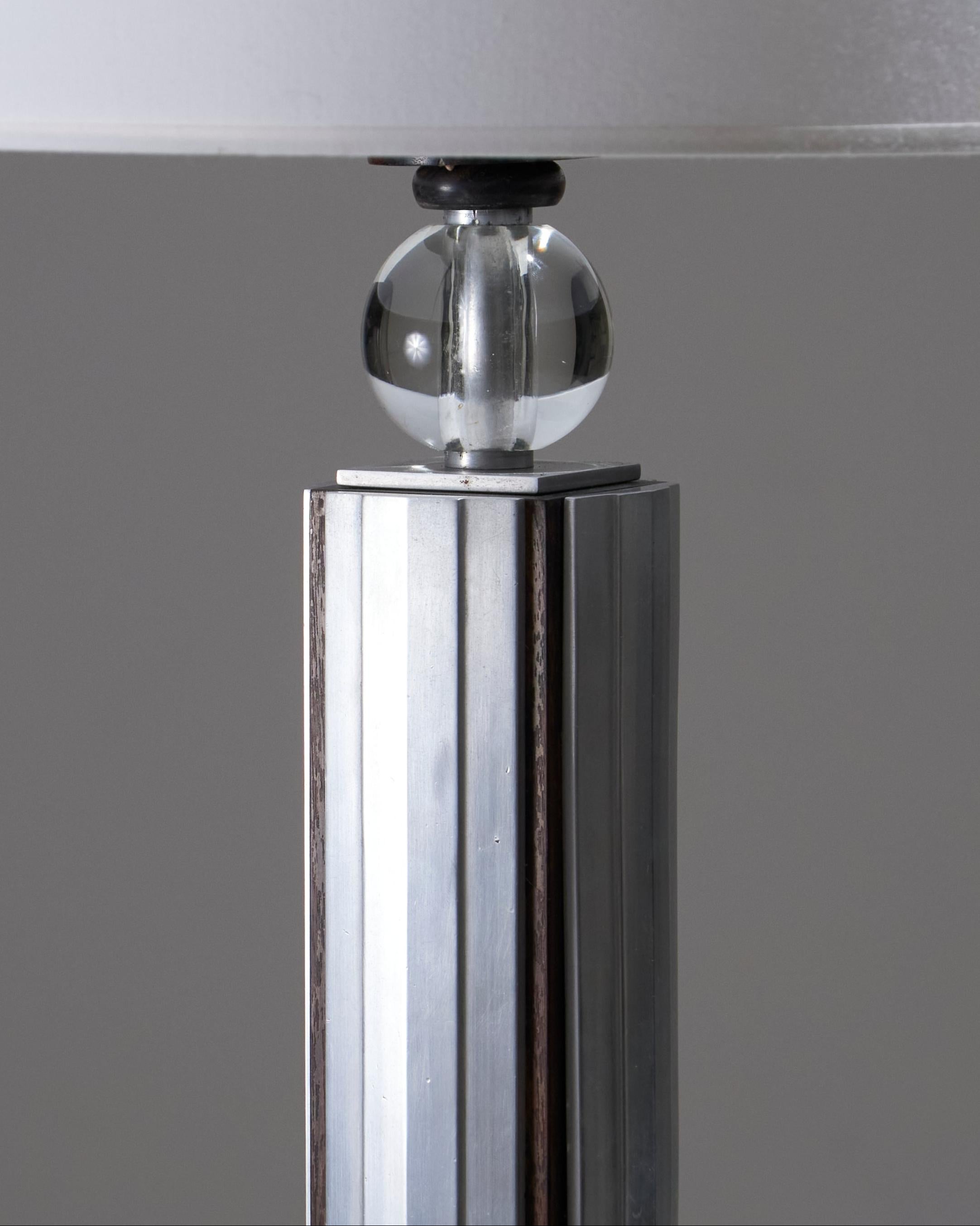 Lámpara de sobremesa Moderniste de aluminio en Bastante bueno estado para la venta en PARIS, FR