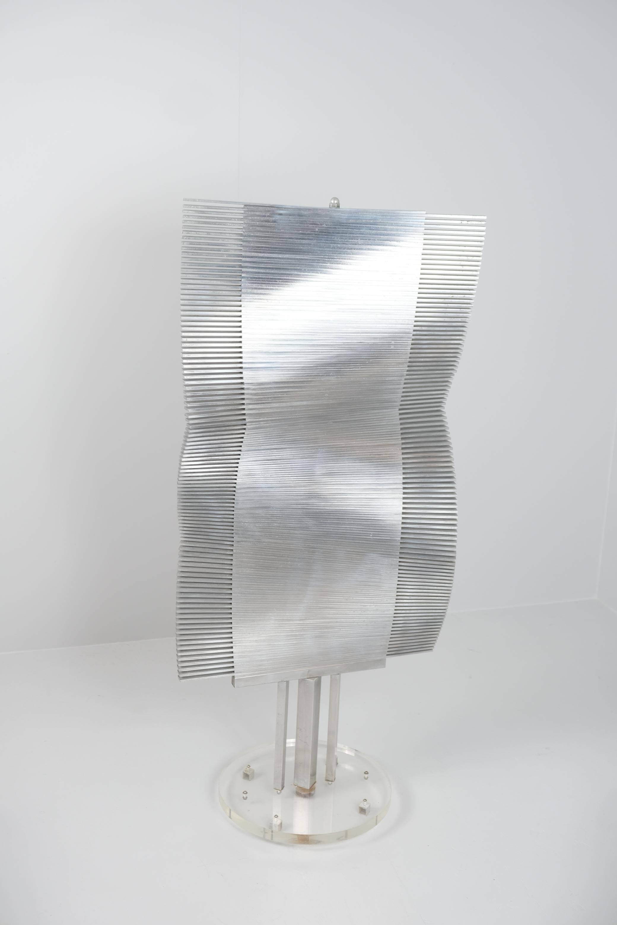Una grande scultura astratta modernista dell'importante artista finlandese Raimo Utriainen realizzata nel 1973. La scultura in alluminio satinato poggia su una base in acrilico ed è firmata e datata dall'artista. La scultura è stata progettata e