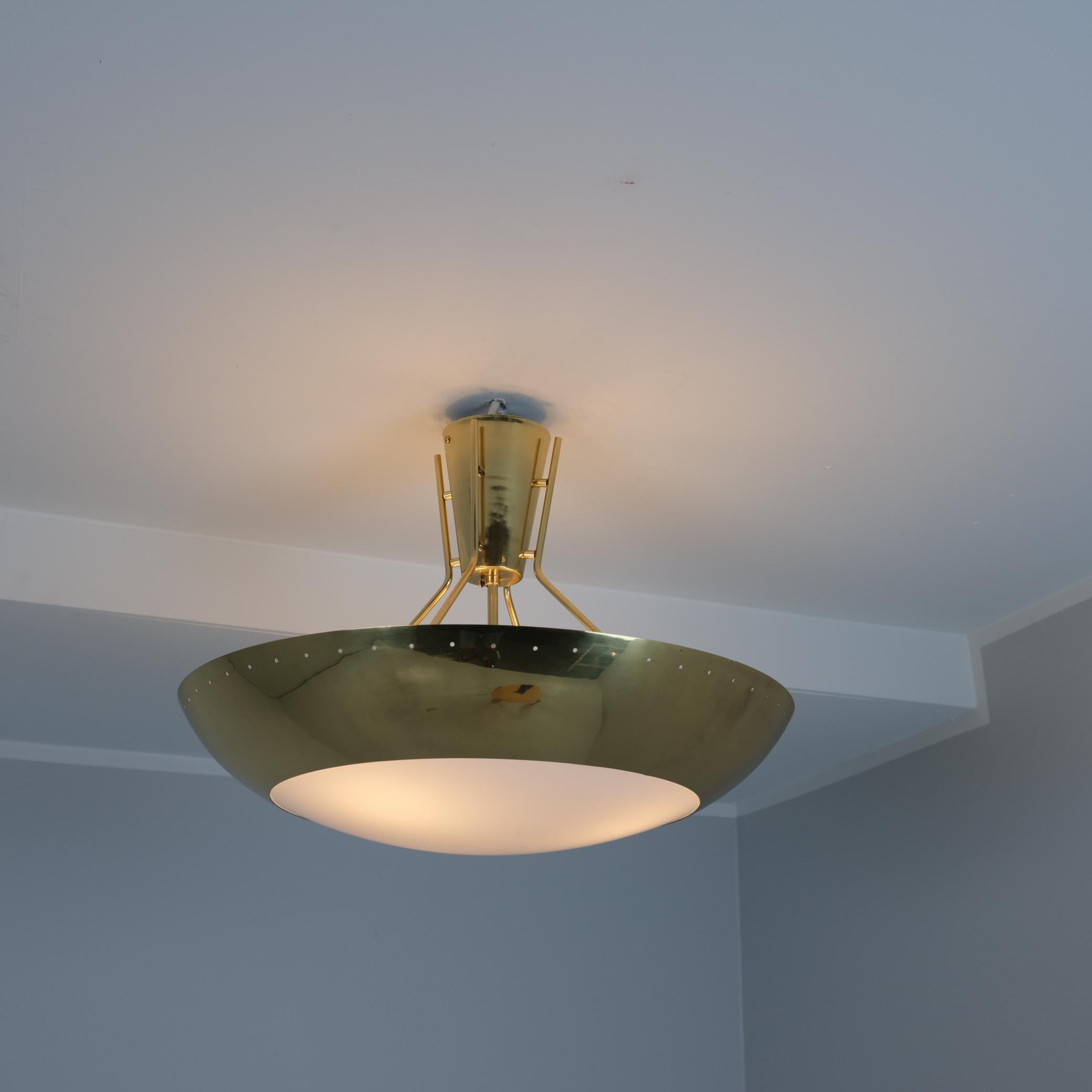 Finlandese Lampada da soffitto modernista Model. ER 163 in ottone e acrilico, Itsu 1950s in vendita