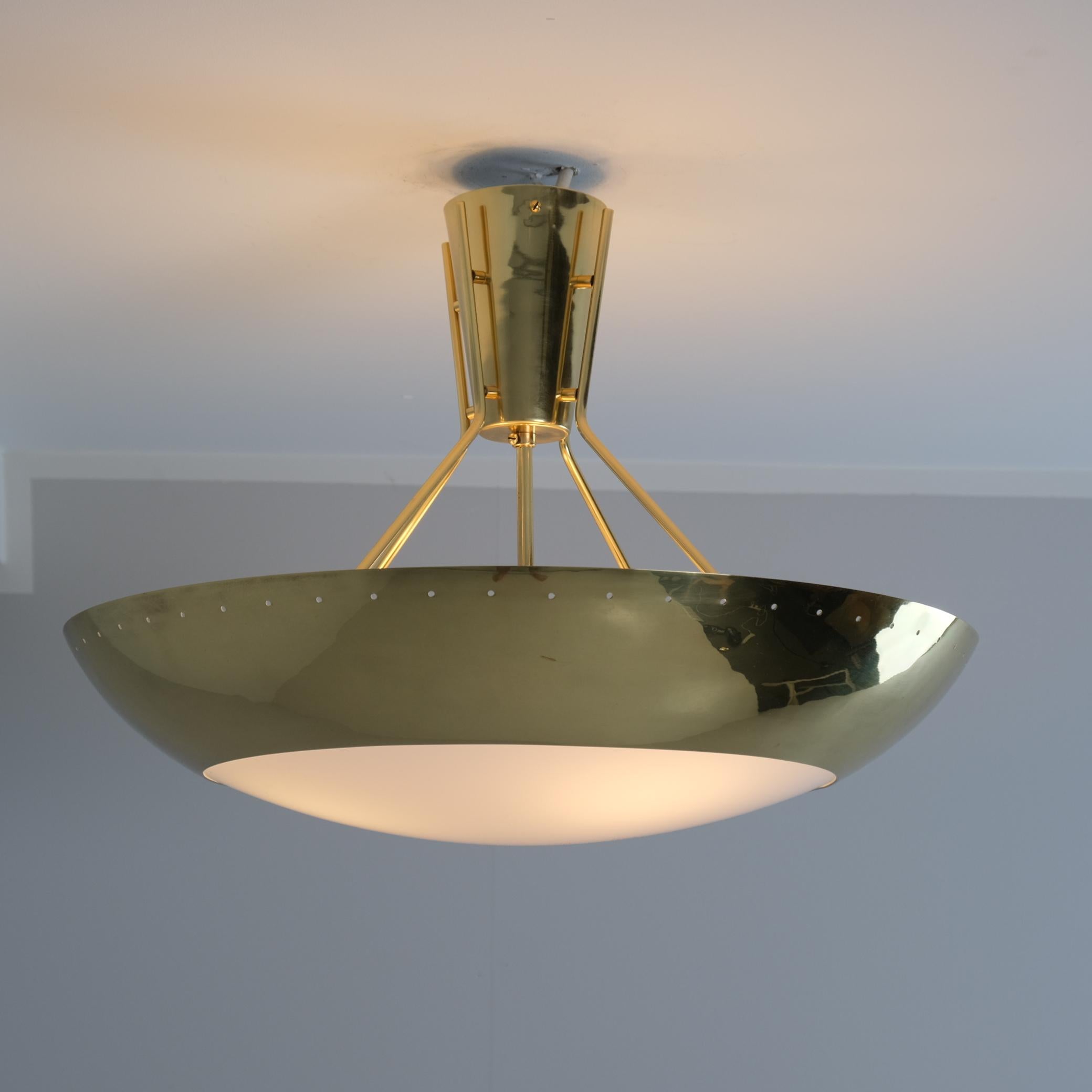 Una bellissima lampada da soffitto in ottone, prodotta da Itsu in Finlandia negli anni Cinquanta e Sessanta. Questa lampada ha un bellissimo design con luce diretta verso l'alto e verso il basso attraverso il diffusore. Appartiene sicuramente alla