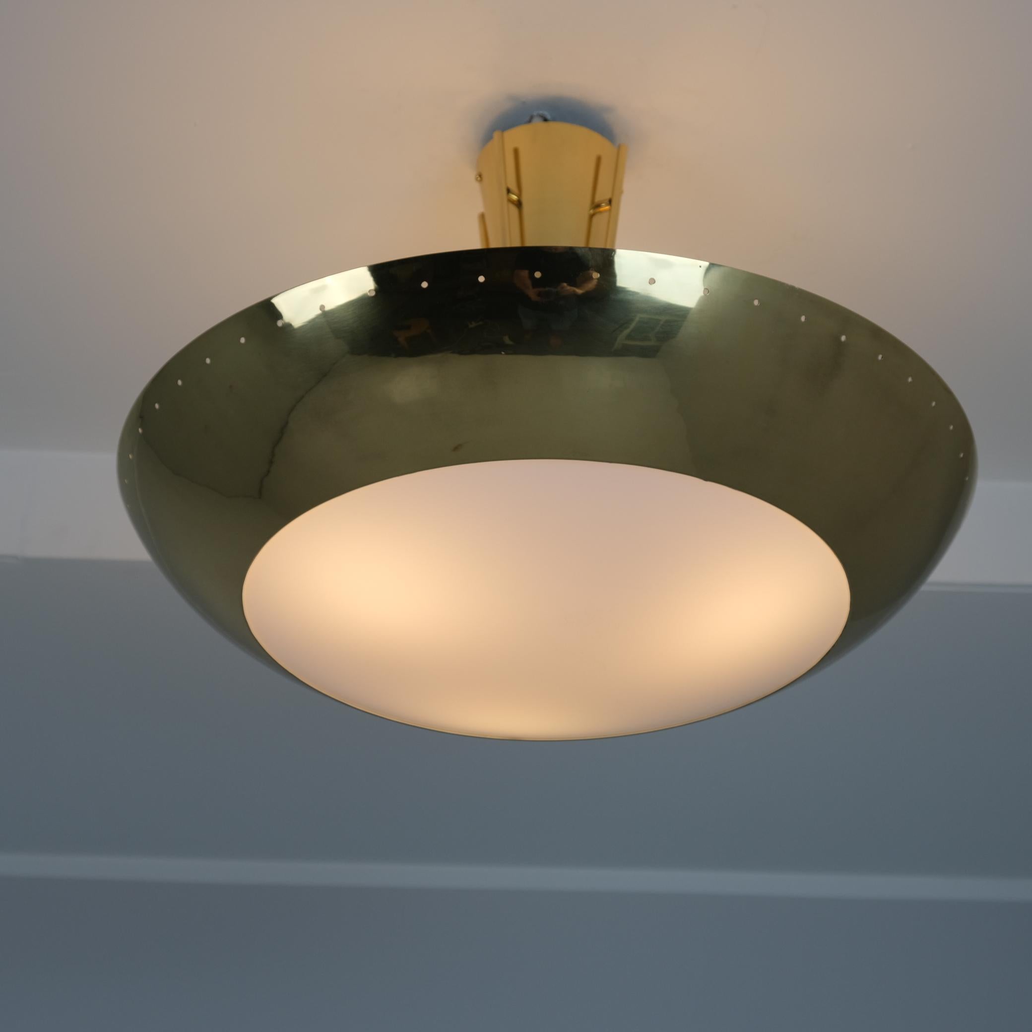 Lampada da soffitto modernista Model. ER 163 in ottone e acrilico, Itsu 1950s in vendita 2