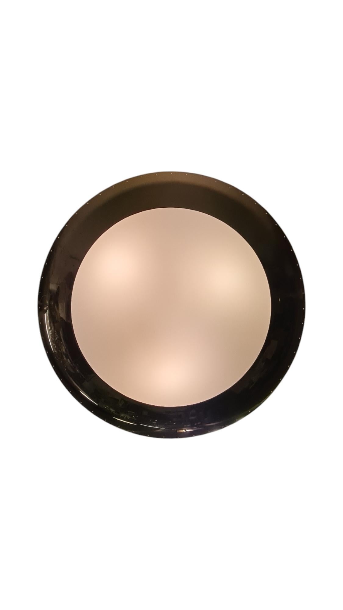 Una bellissima lampada da soffitto in ottone, prodotta da Itsu in Finlandia negli anni Cinquanta e Sessanta. Questa lampada ha un bellissimo design con luce diretta verso l'alto e verso il basso attraverso il diffusore. Appartiene sicuramente alla