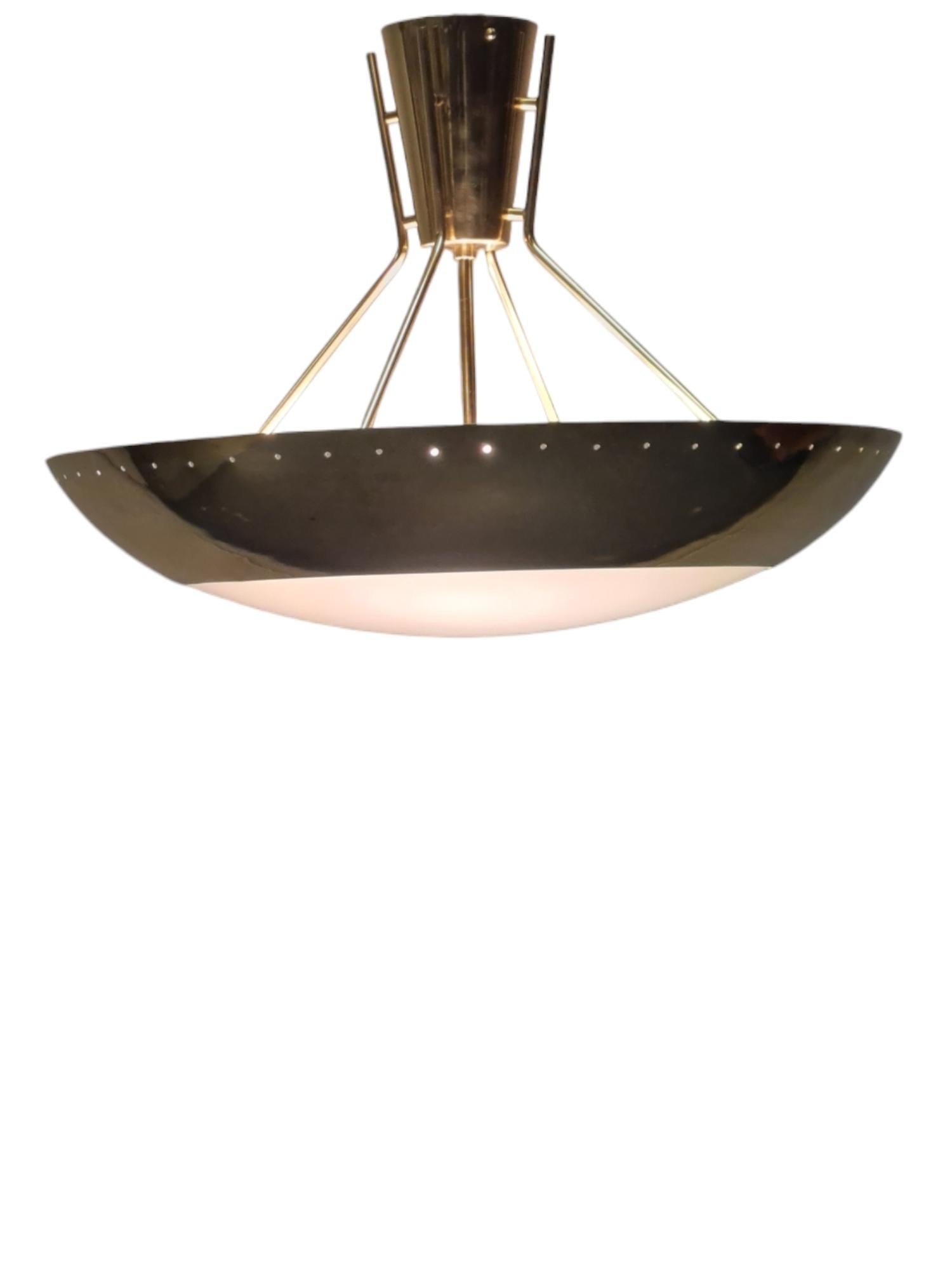 Mid-Century moderno Lampada da soffitto modernista Model. ER 163 in ottone e acrilico, Itsu 1950s in vendita