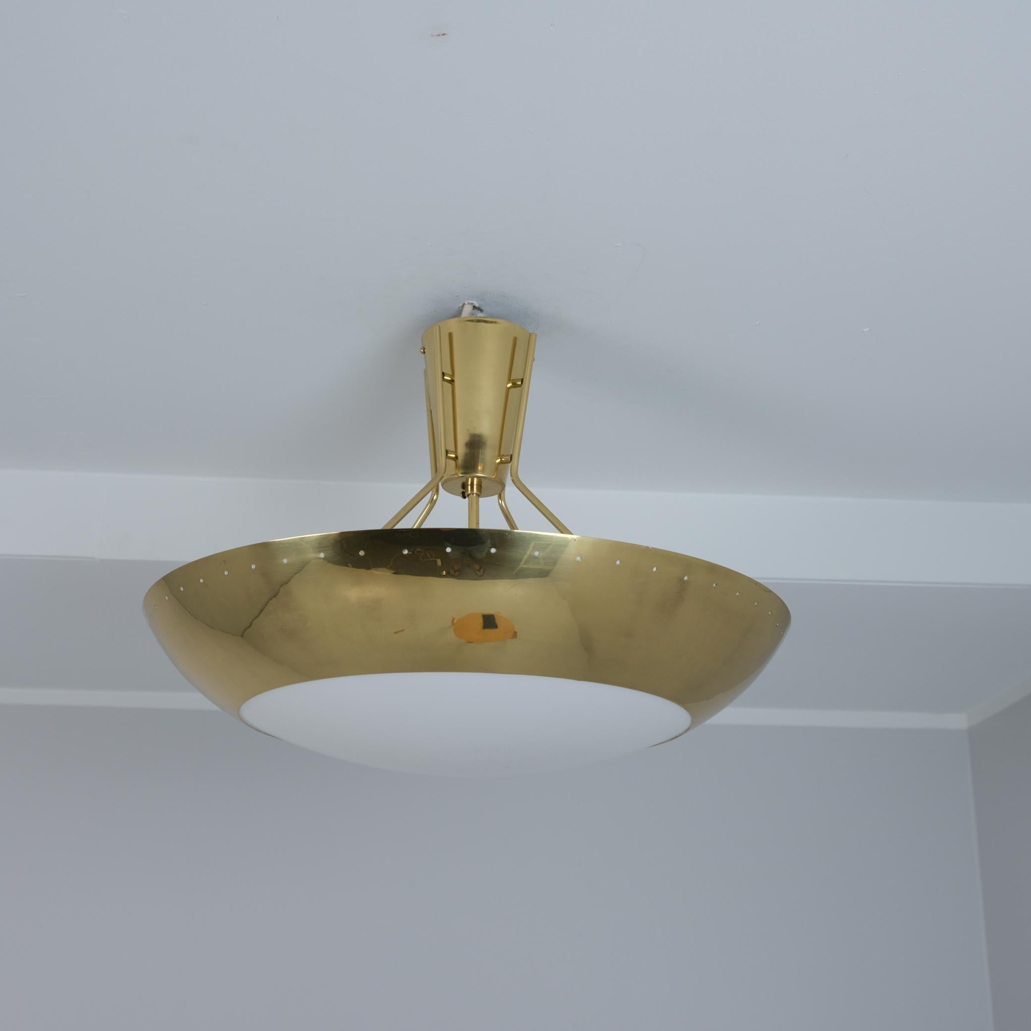 Mid-Century moderno Lampada da soffitto modernista Model. ER 163 in ottone e acrilico, Itsu 1950s in vendita