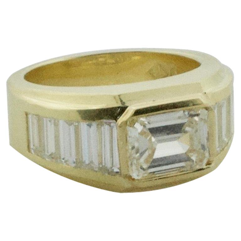 Modernistic East-West Diamond Ring in 18 Karat Yellow Gold For Sale