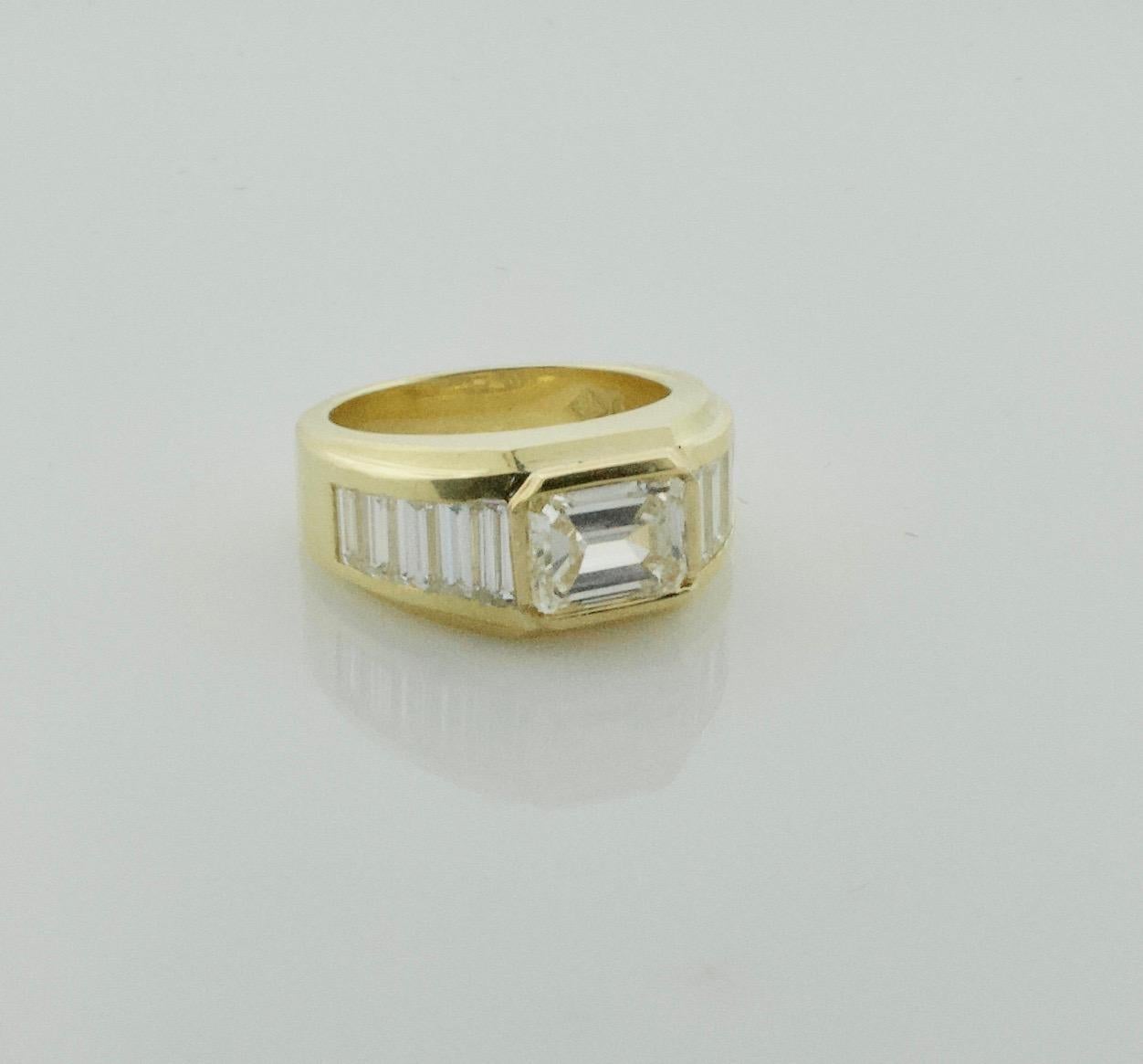 Modernistic East-West Diamond Ring in 18 Karat Yellow Gold For Sale 1