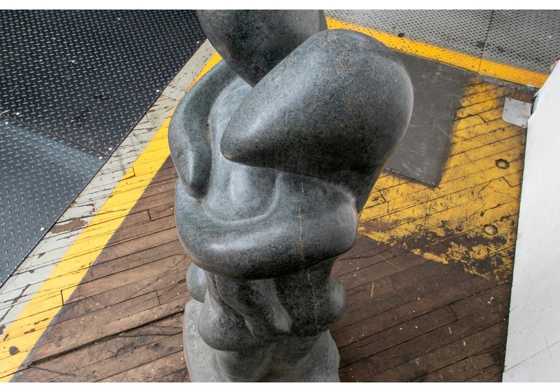Geschnitzte Granit-Skulptur eines sich umarmenden Paares im Angebot 3
