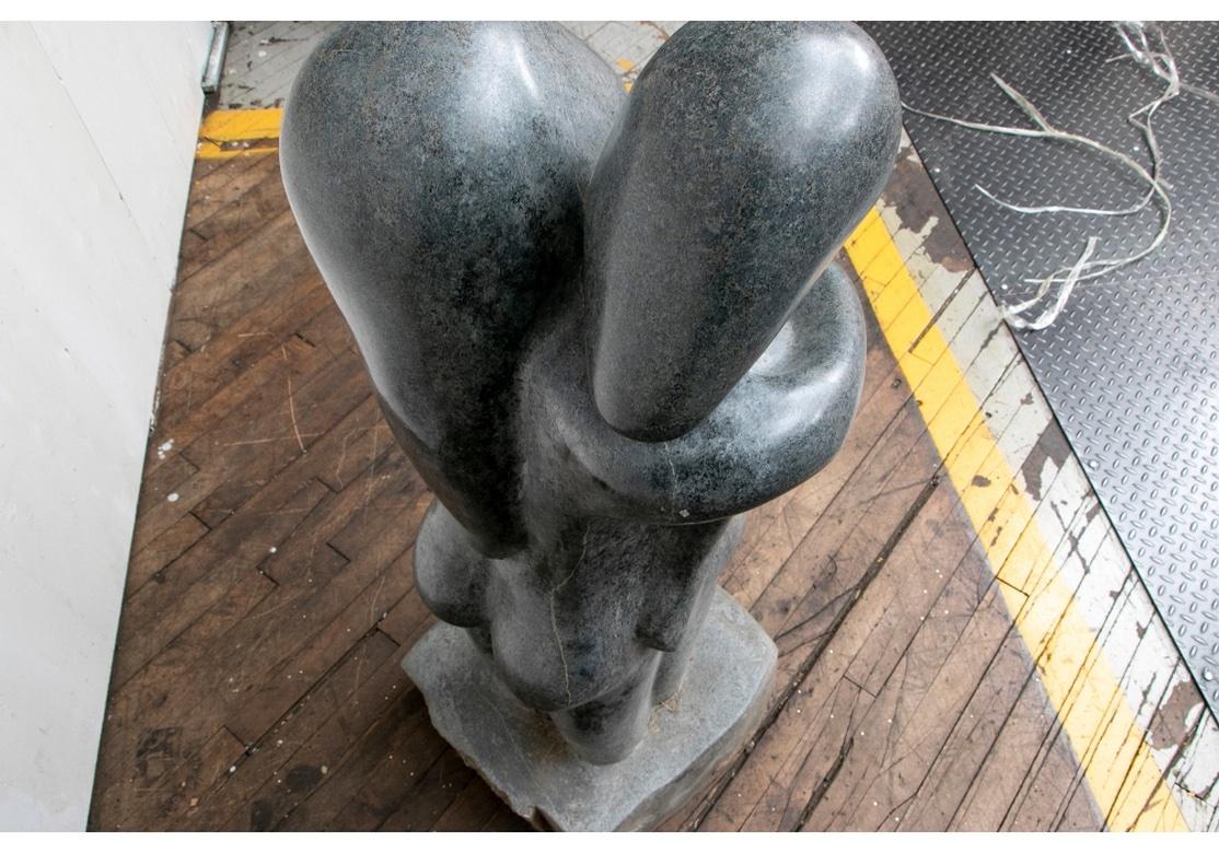 Geschnitzte Granit-Skulptur eines sich umarmenden Paares im Angebot 4