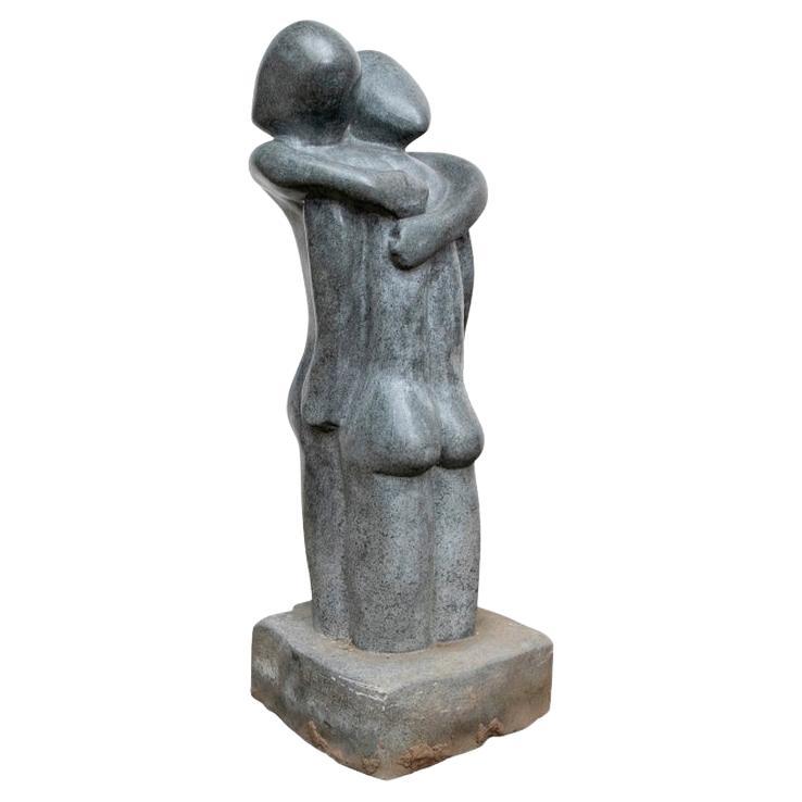Sculpture en granit sculptée d'un couple étreignant