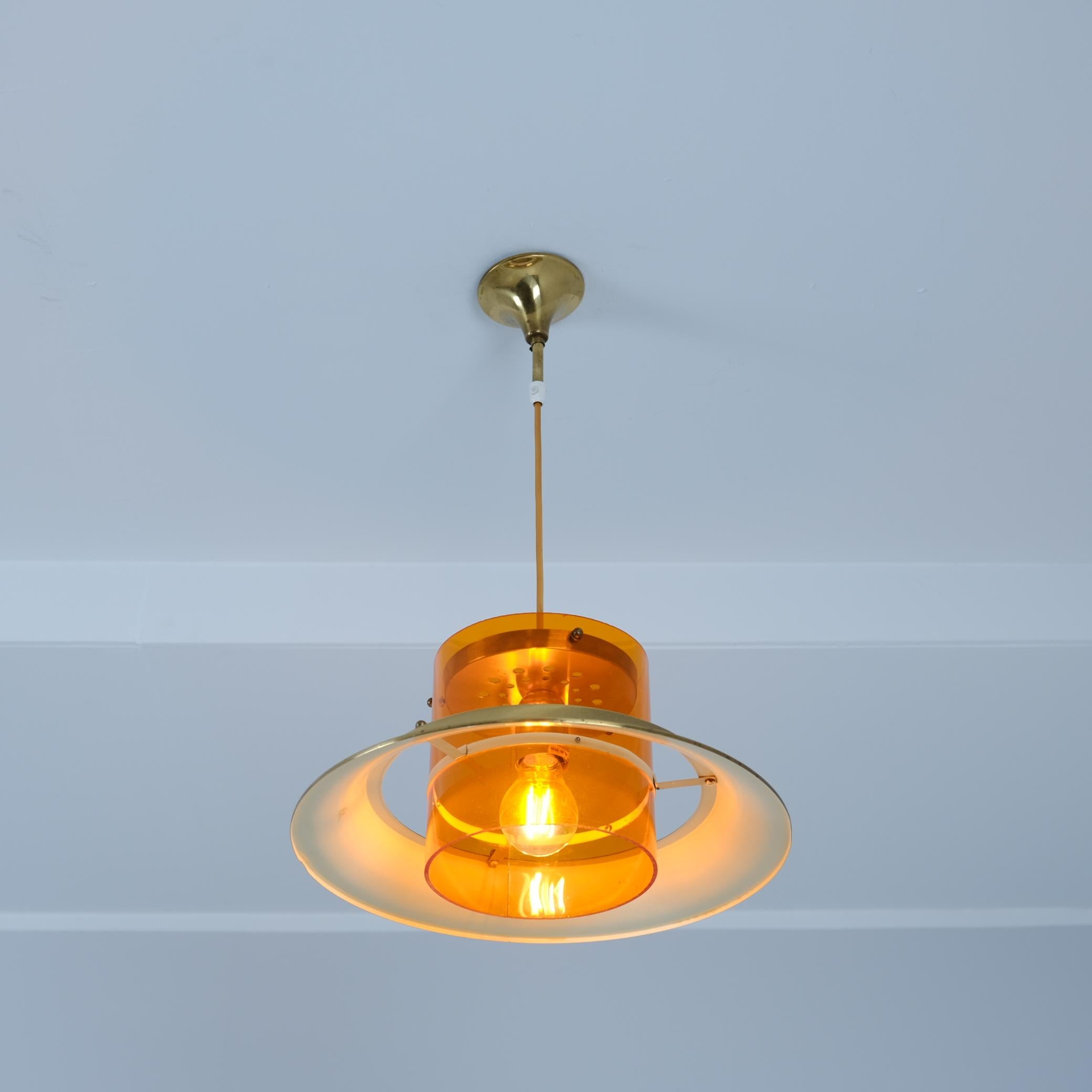 Ciondolo da soffitto modernista di Kai Ruokonen in ottone e arancione, Finlandia anni '70 in vendita 3