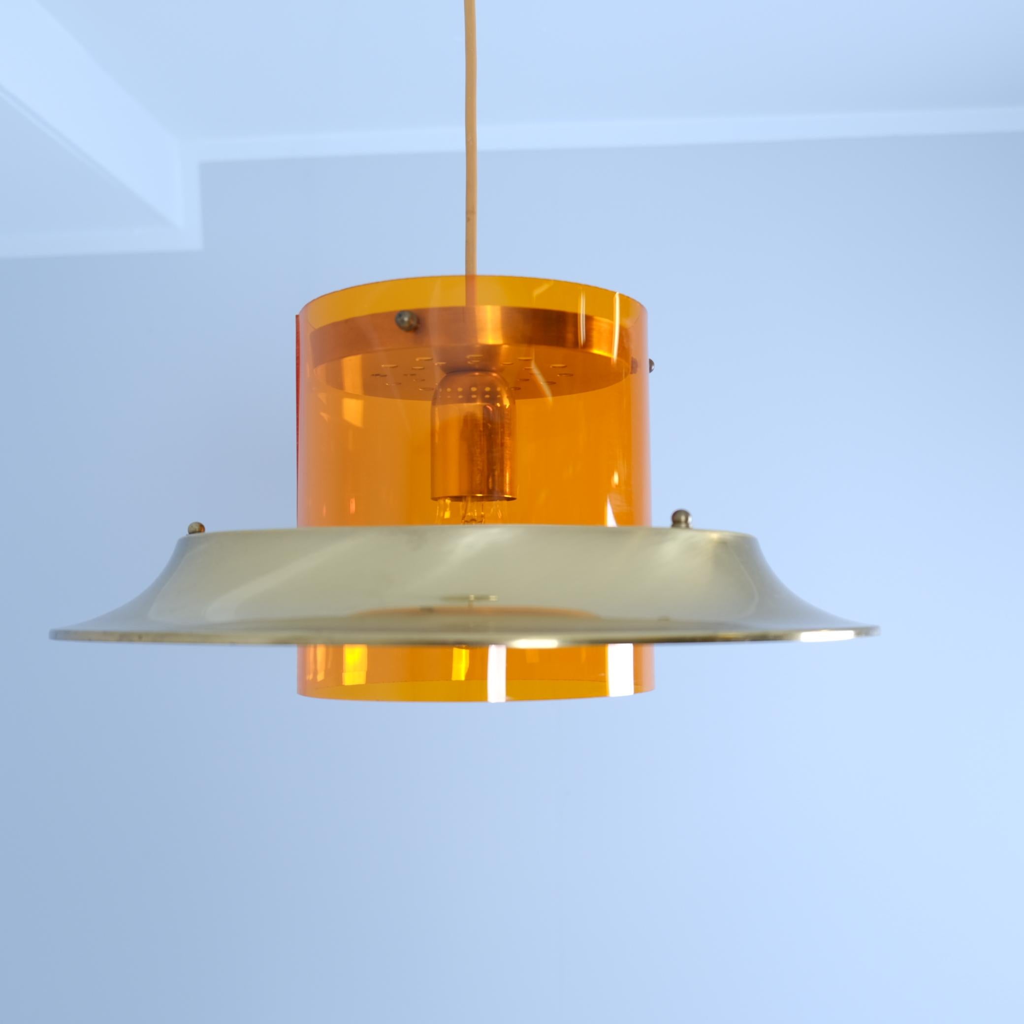 Space Age Ciondolo da soffitto modernista di Kai Ruokonen in ottone e arancione, Finlandia anni '70 in vendita