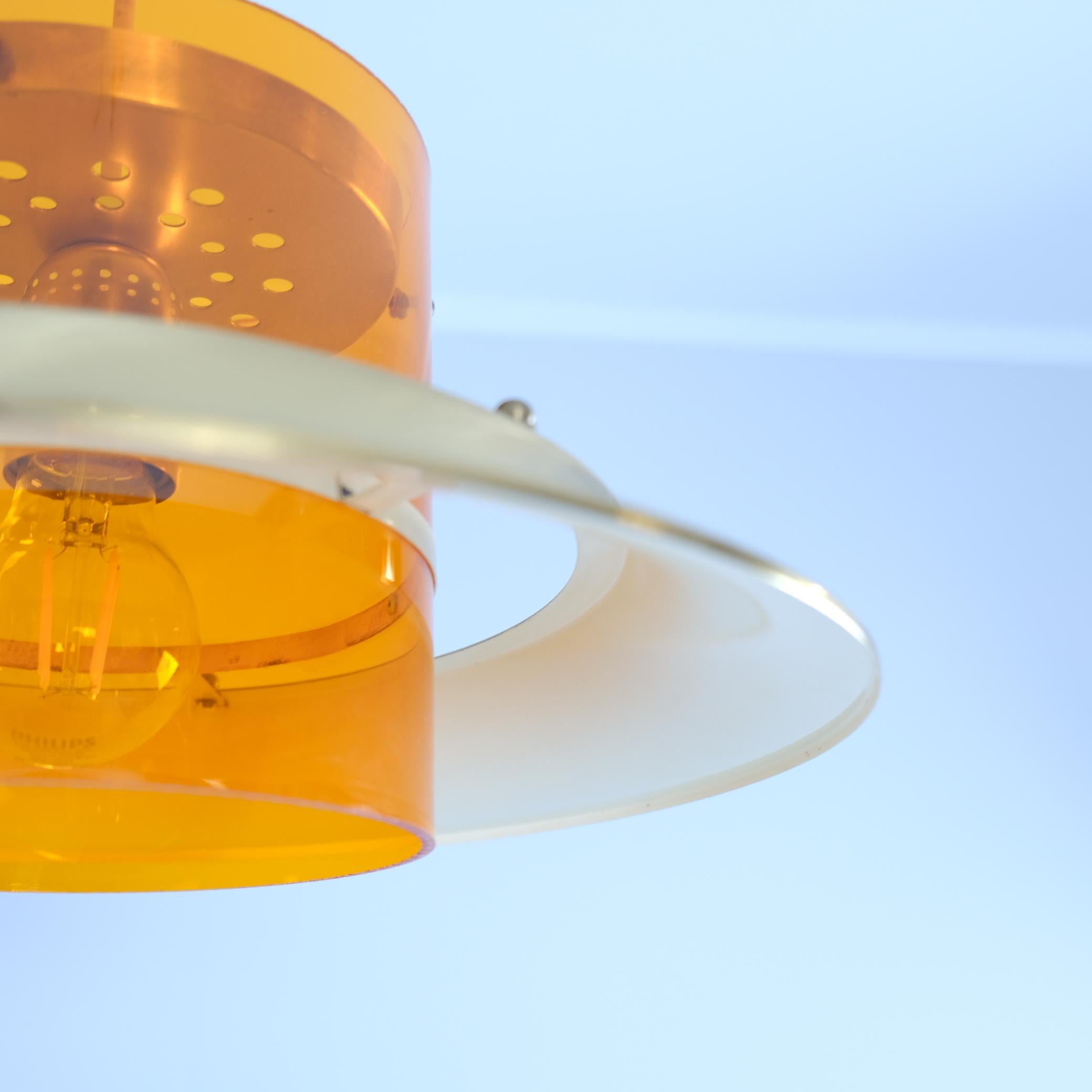 Fine XX secolo Ciondolo da soffitto modernista di Kai Ruokonen in ottone e arancione, Finlandia anni '70 in vendita