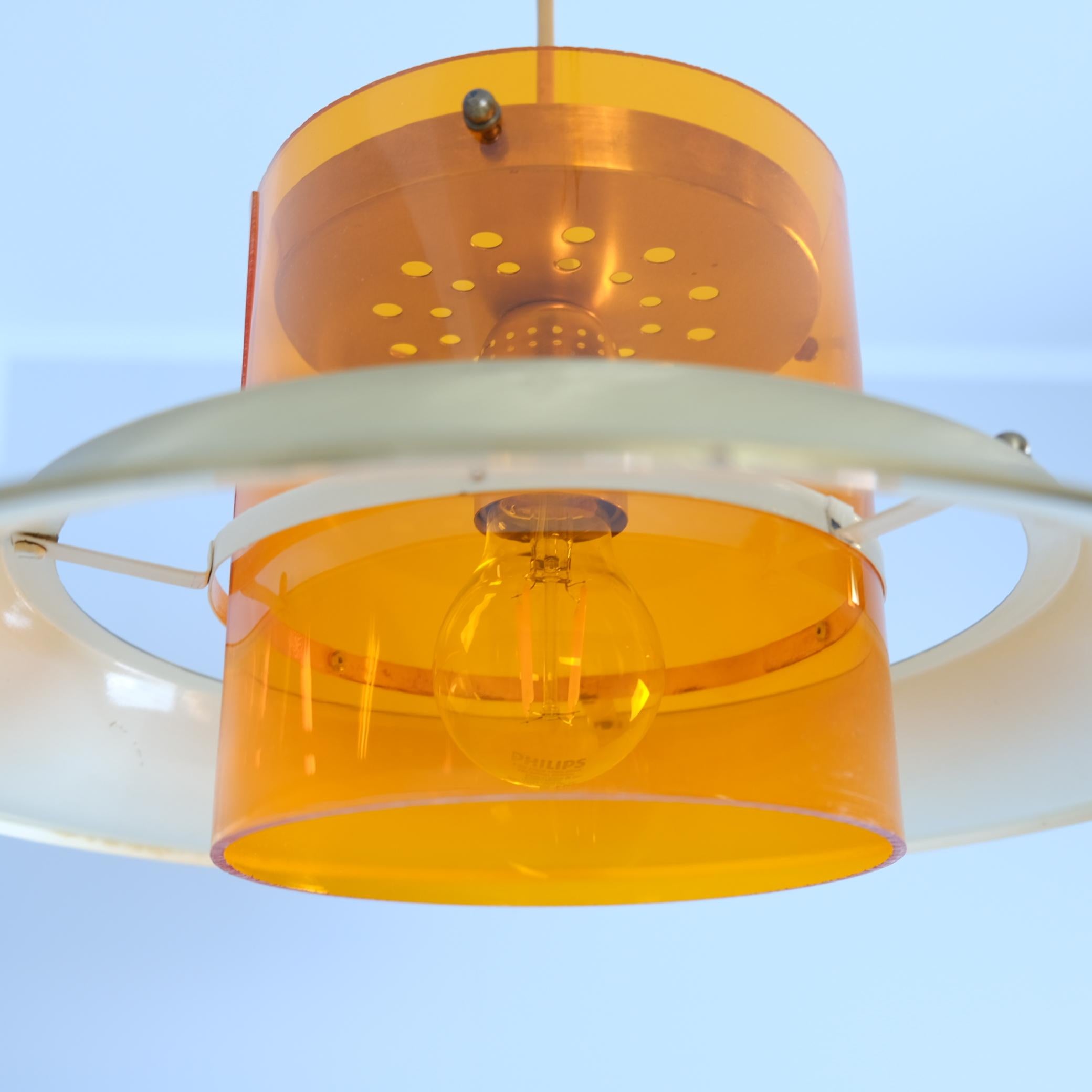 Ottone Ciondolo da soffitto modernista di Kai Ruokonen in ottone e arancione, Finlandia anni '70 in vendita