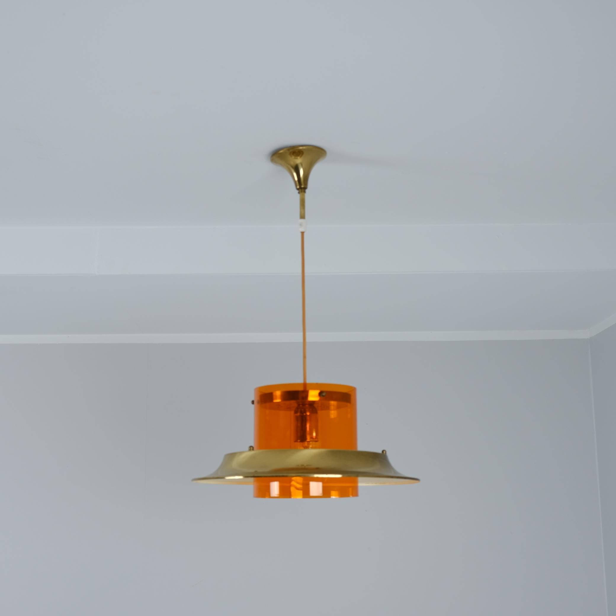 Ciondolo da soffitto modernista di Kai Ruokonen in ottone e arancione, Finlandia anni '70 in vendita 1