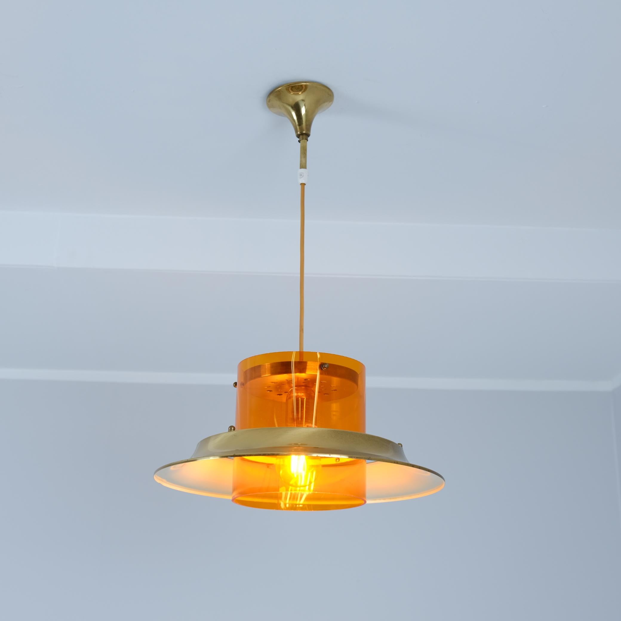 Ciondolo da soffitto modernista di Kai Ruokonen in ottone e arancione, Finlandia anni '70 in vendita 2