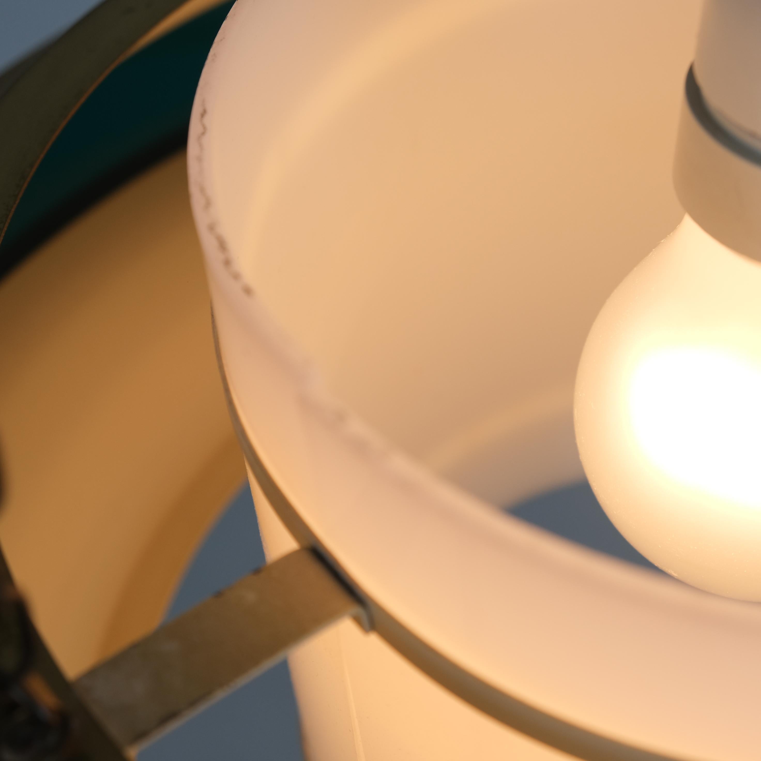 Ciondolo da soffitto modernista di Kai Ruokonen in ottone, bianco e verde, Finlandia anni '70 in vendita 3