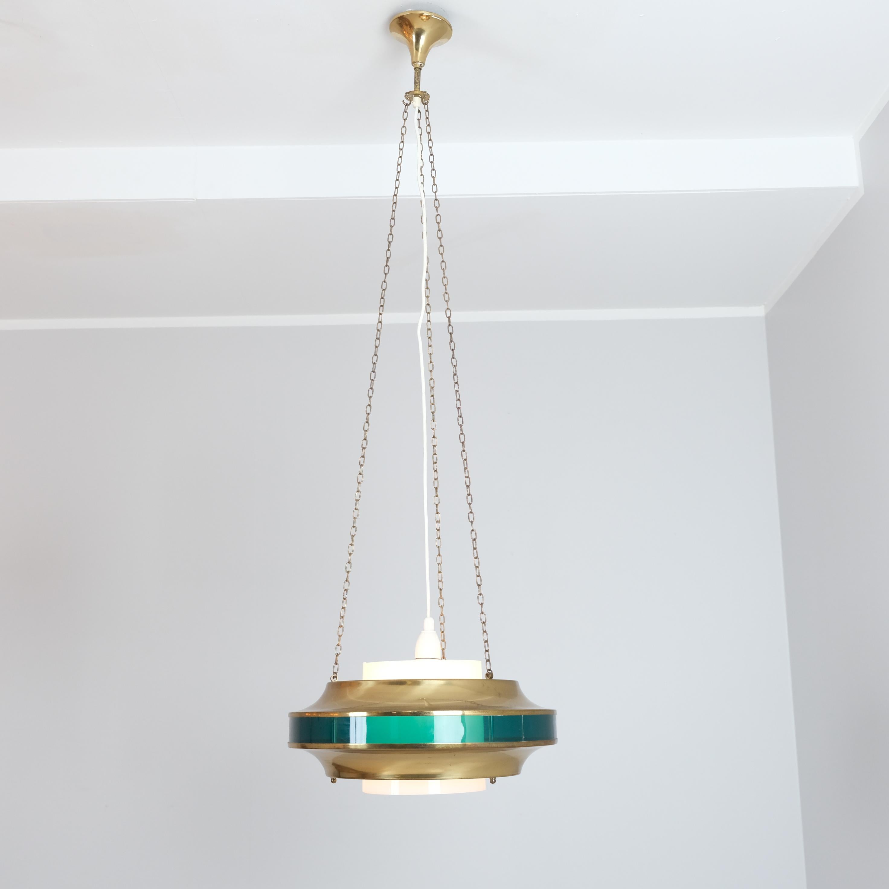 Una sospensione da soffitto straordinariamente modernista del designer finlandese Kai Kai (Finnmark), definita dalle sue audaci lamelle in ottone abbinate a una fascia acrilica verde brillante che avvolge un diffusore bianco. Il risultato è una