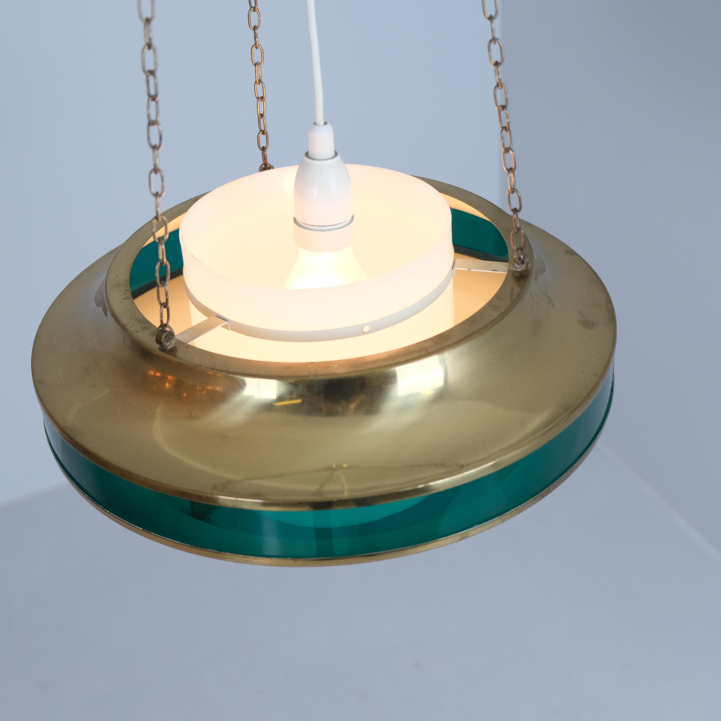 Fine XX secolo Ciondolo da soffitto modernista di Kai Ruokonen in ottone, bianco e verde, Finlandia anni '70 in vendita