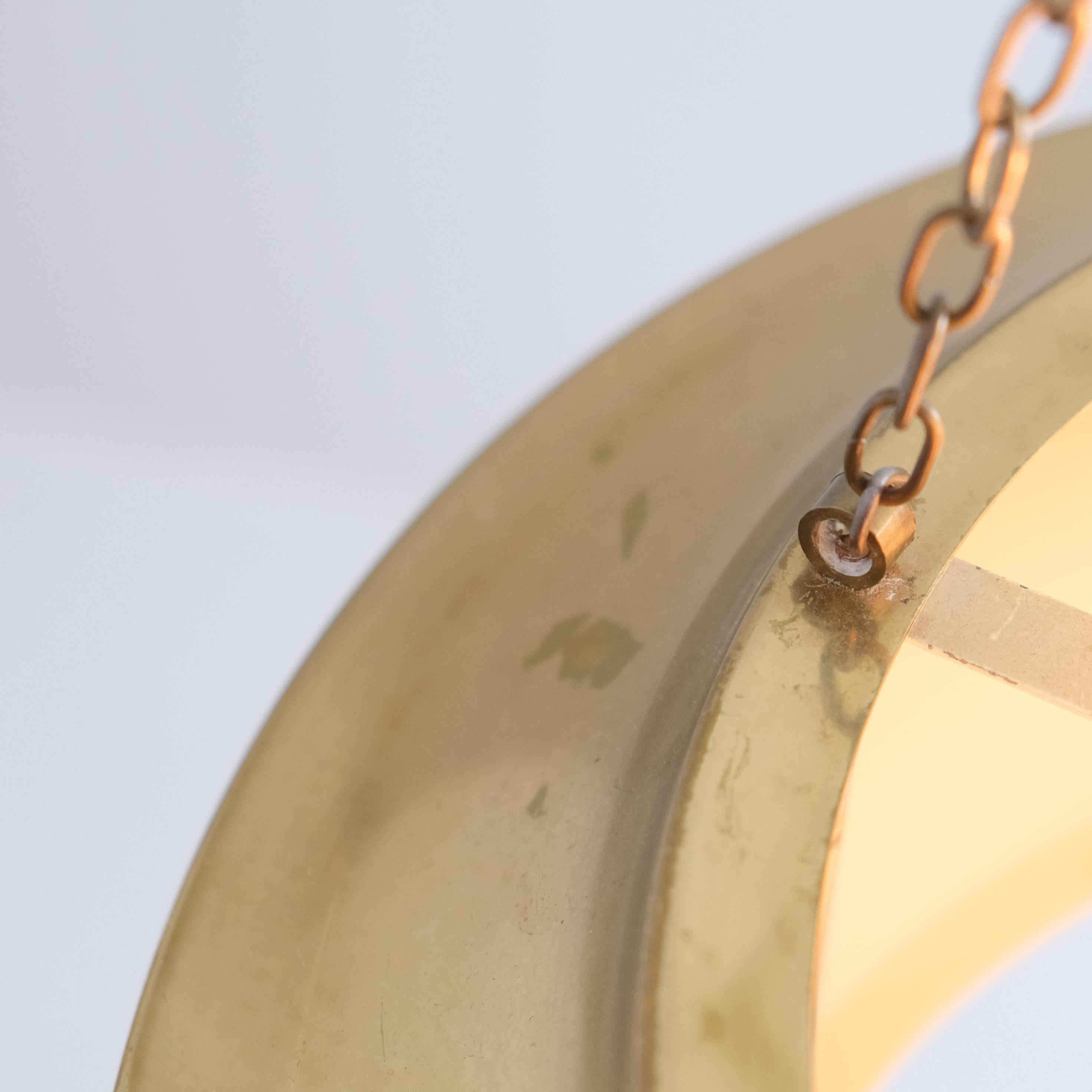 Ciondolo da soffitto modernista di Kai Ruokonen in ottone, bianco e verde, Finlandia anni '70 in vendita 1