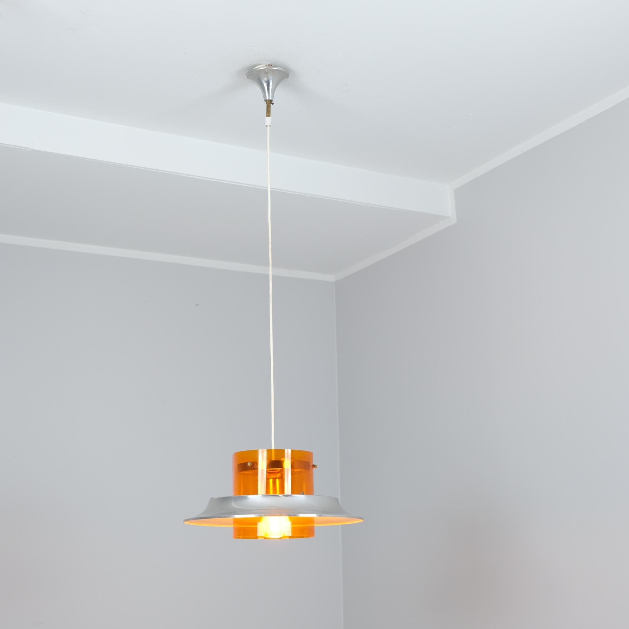 Fine XX secolo Ciondolo modernista Kai Ruokonen in alluminio e acrilico arancione, Finlandia, anni '70 in vendita