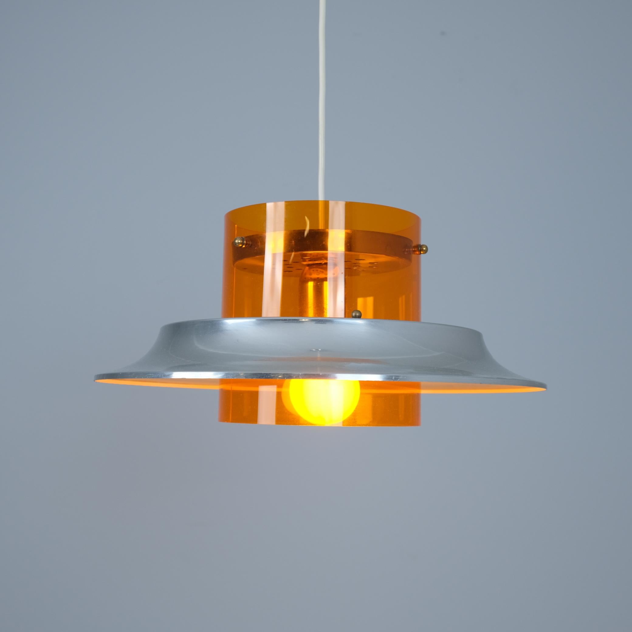 Ciondolo modernista Kai Ruokonen in alluminio e acrilico arancione, Finlandia, anni '70 in vendita 2
