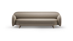 Divano modernista Rivaro con tappezzeria beige e Wood Light