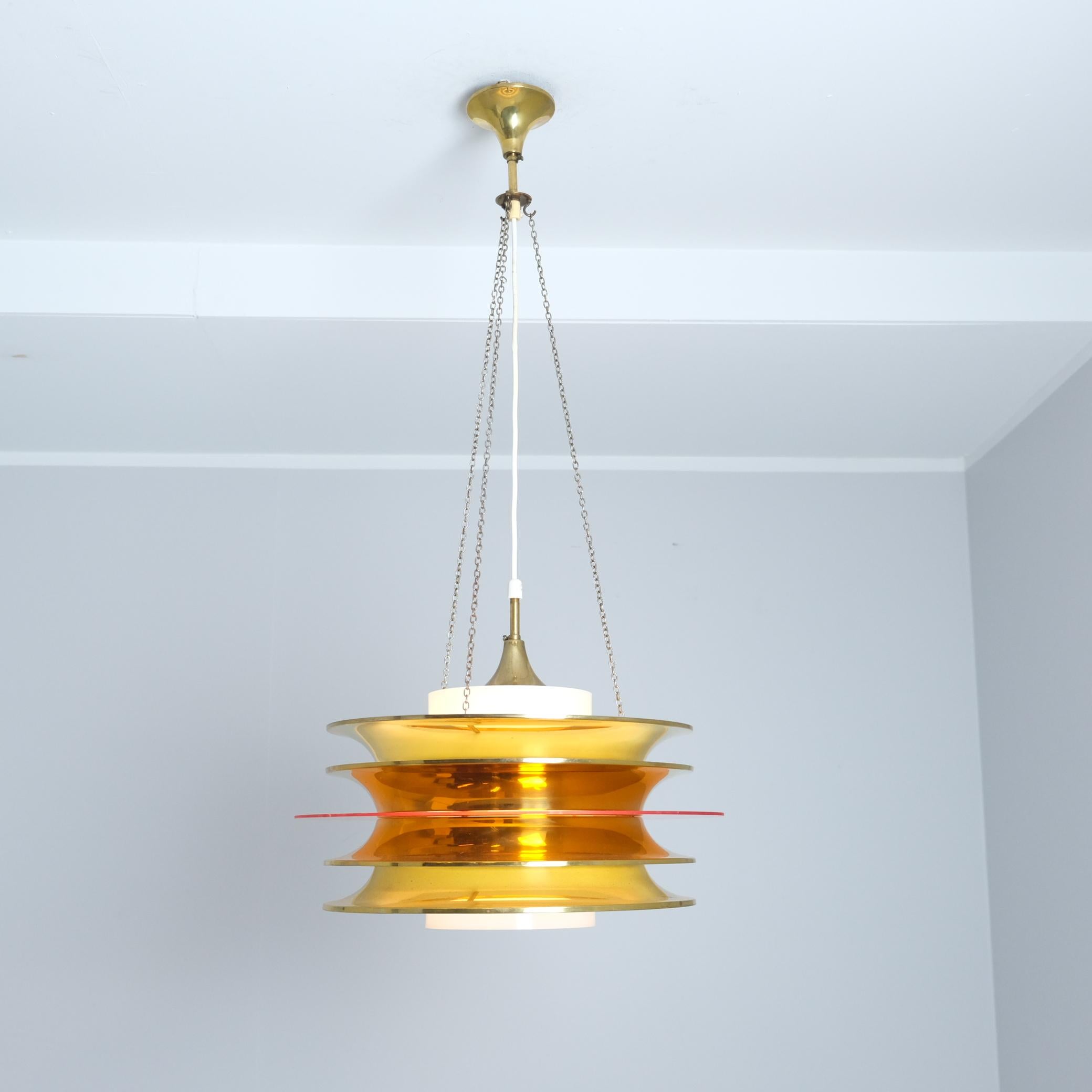 Ciondolo da soffitto modernista a doghe Kai Ruokonen in ottone e arancione, Lynx 1970s in vendita 4