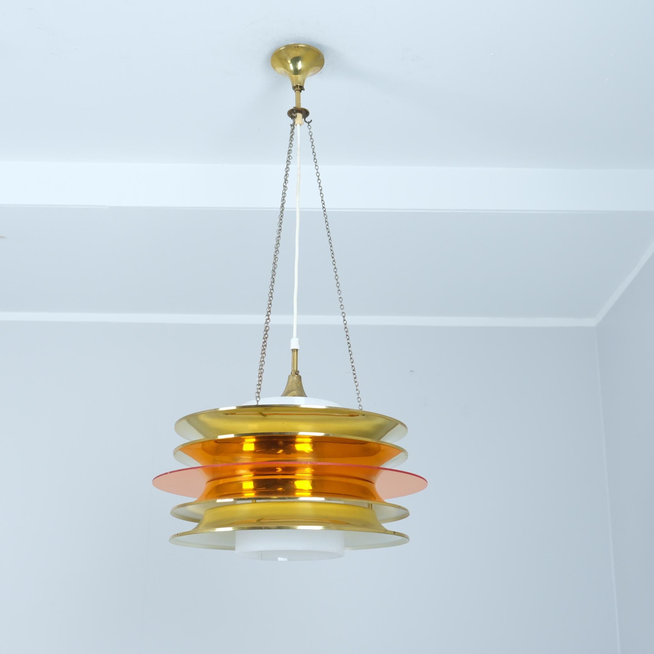 Space Age Ciondolo da soffitto modernista a doghe Kai Ruokonen in ottone e arancione, Lynx 1970s in vendita