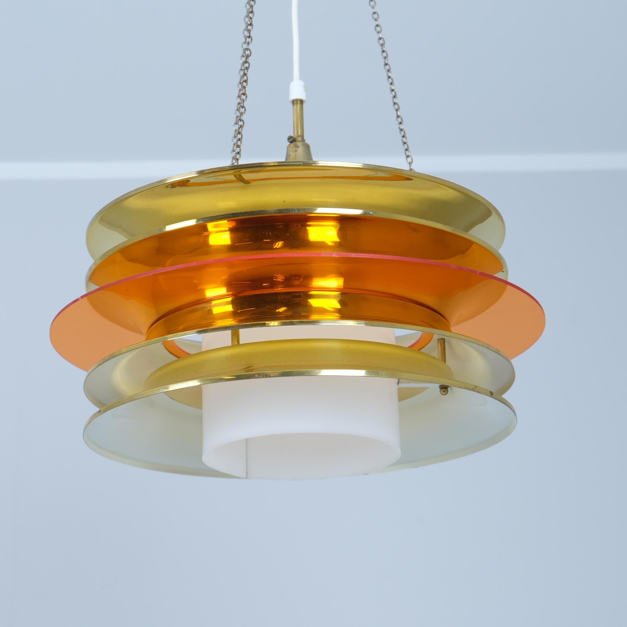 Finlandese Ciondolo da soffitto modernista a doghe Kai Ruokonen in ottone e arancione, Lynx 1970s in vendita