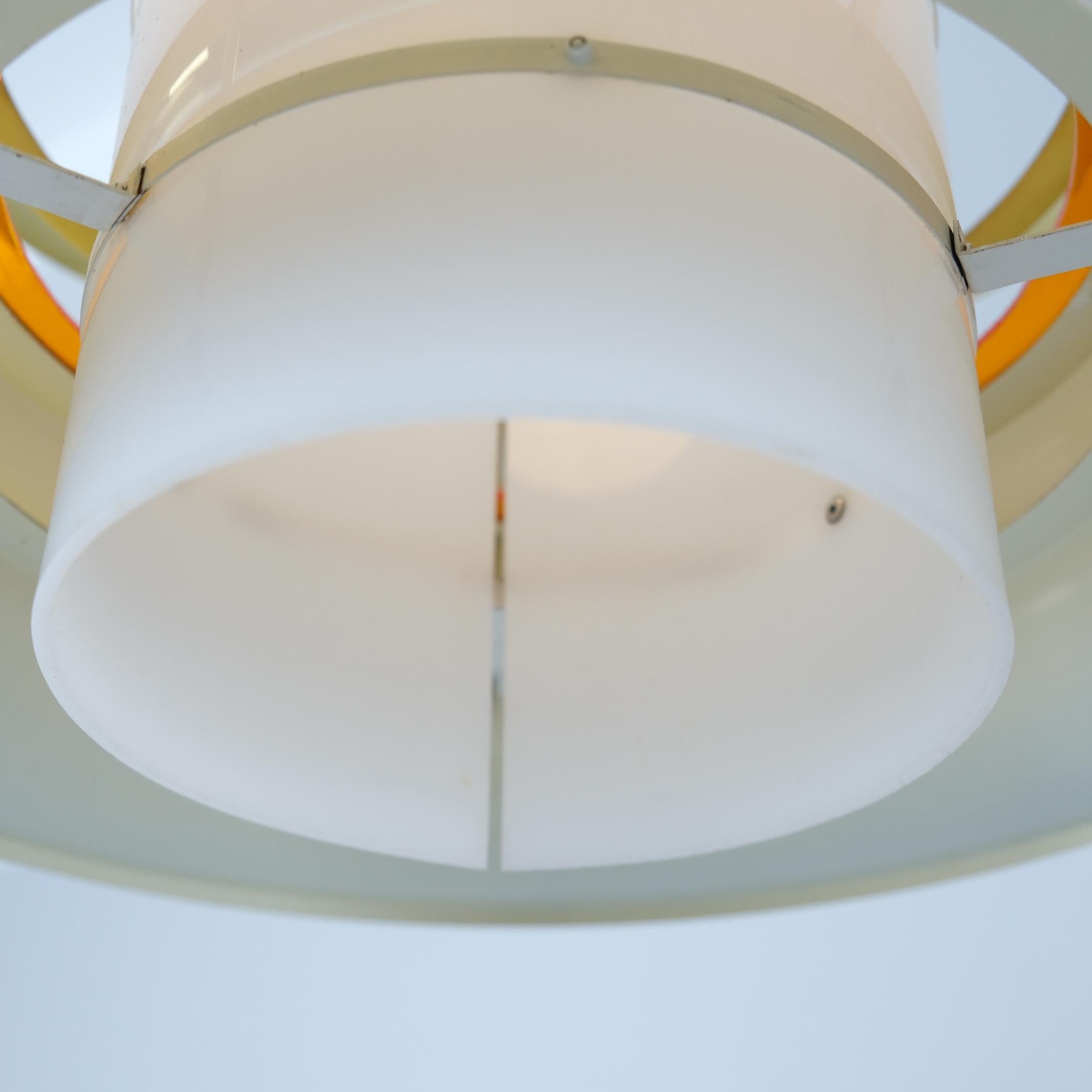 Ciondolo da soffitto modernista a doghe Kai Ruokonen in ottone e arancione, Lynx 1970s in vendita 2