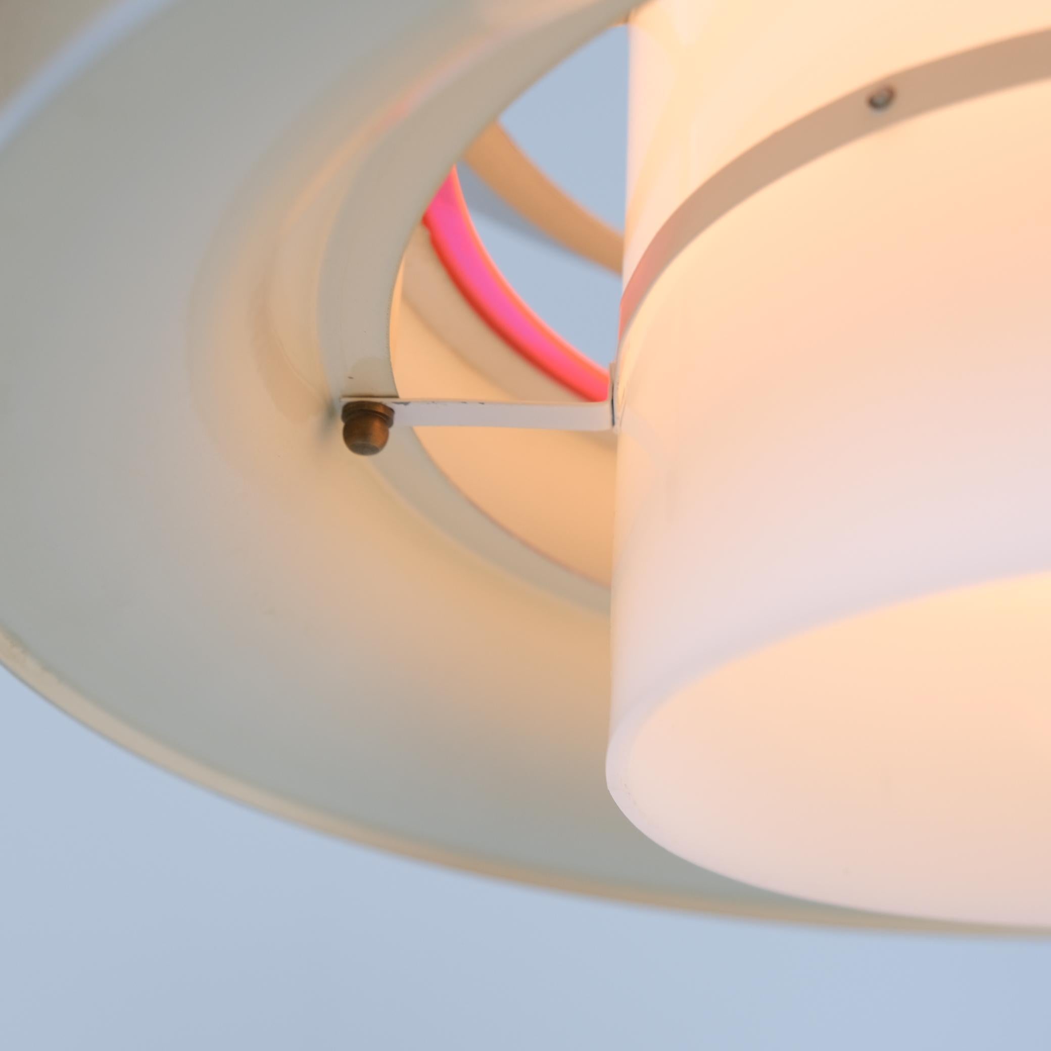 Ciondolo da soffitto modernista a doghe di Kai Ruokonen in argento e rosso, Lynx 1970s in vendita 4