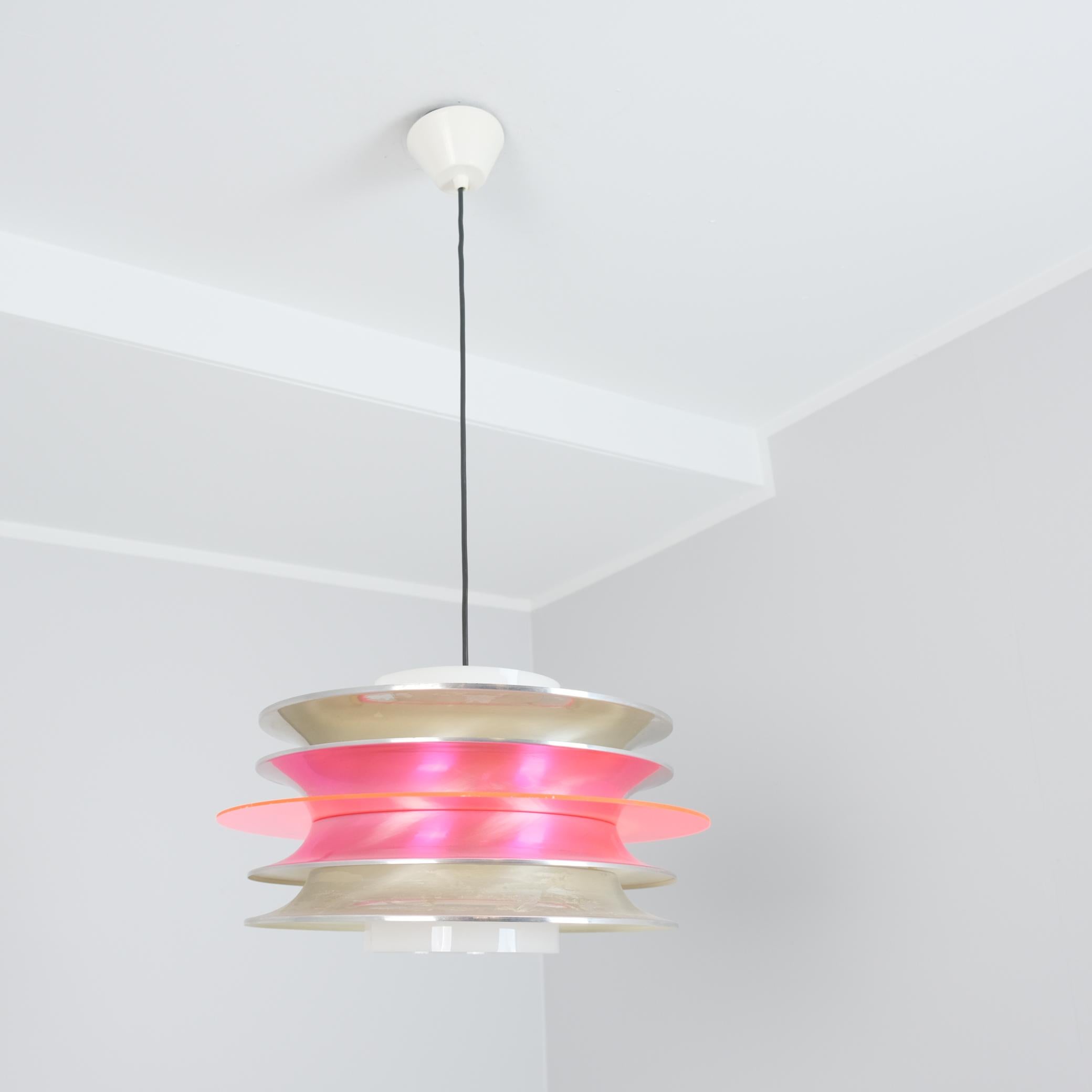 Space Age Ciondolo da soffitto modernista a doghe di Kai Ruokonen in argento e rosso, Lynx 1970s in vendita
