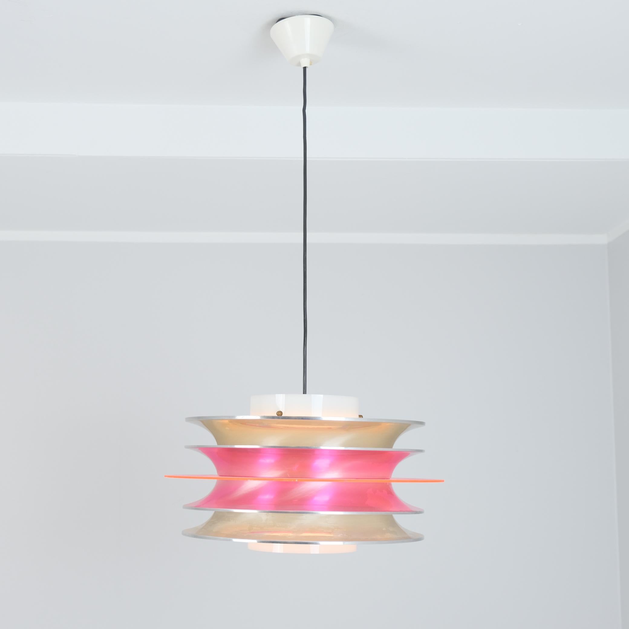 Finlandese Ciondolo da soffitto modernista a doghe di Kai Ruokonen in argento e rosso, Lynx 1970s in vendita
