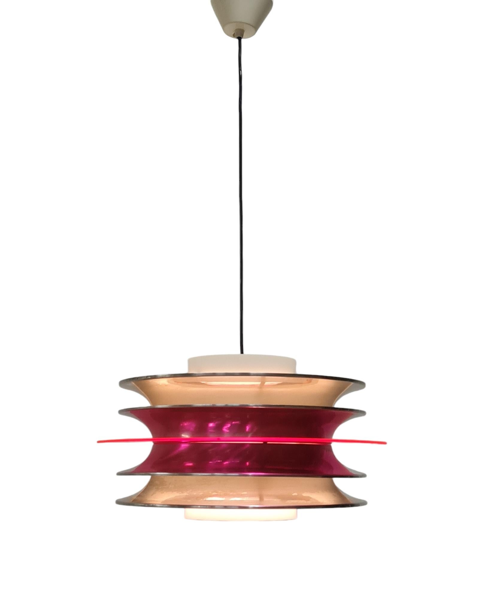 Modernistic Slatted Kai Ruokonen Ceiling Pendant in Silver and Red, Lynx 1970s In Good Condition For Sale In Helsinki, FI