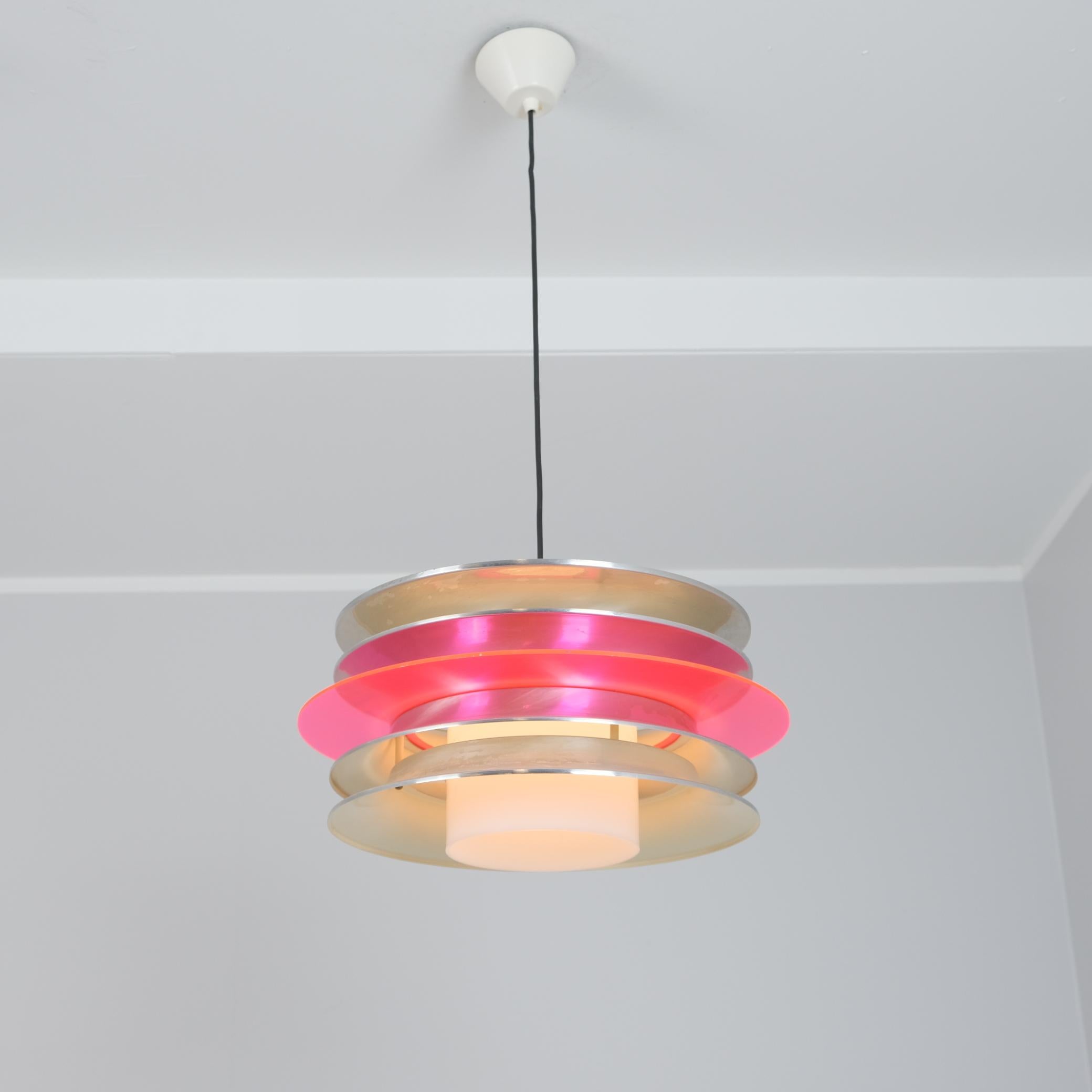 Ciondolo da soffitto modernista a doghe di Kai Ruokonen in argento e rosso, Lynx 1970s In condizioni buone in vendita a Helsinki, FI