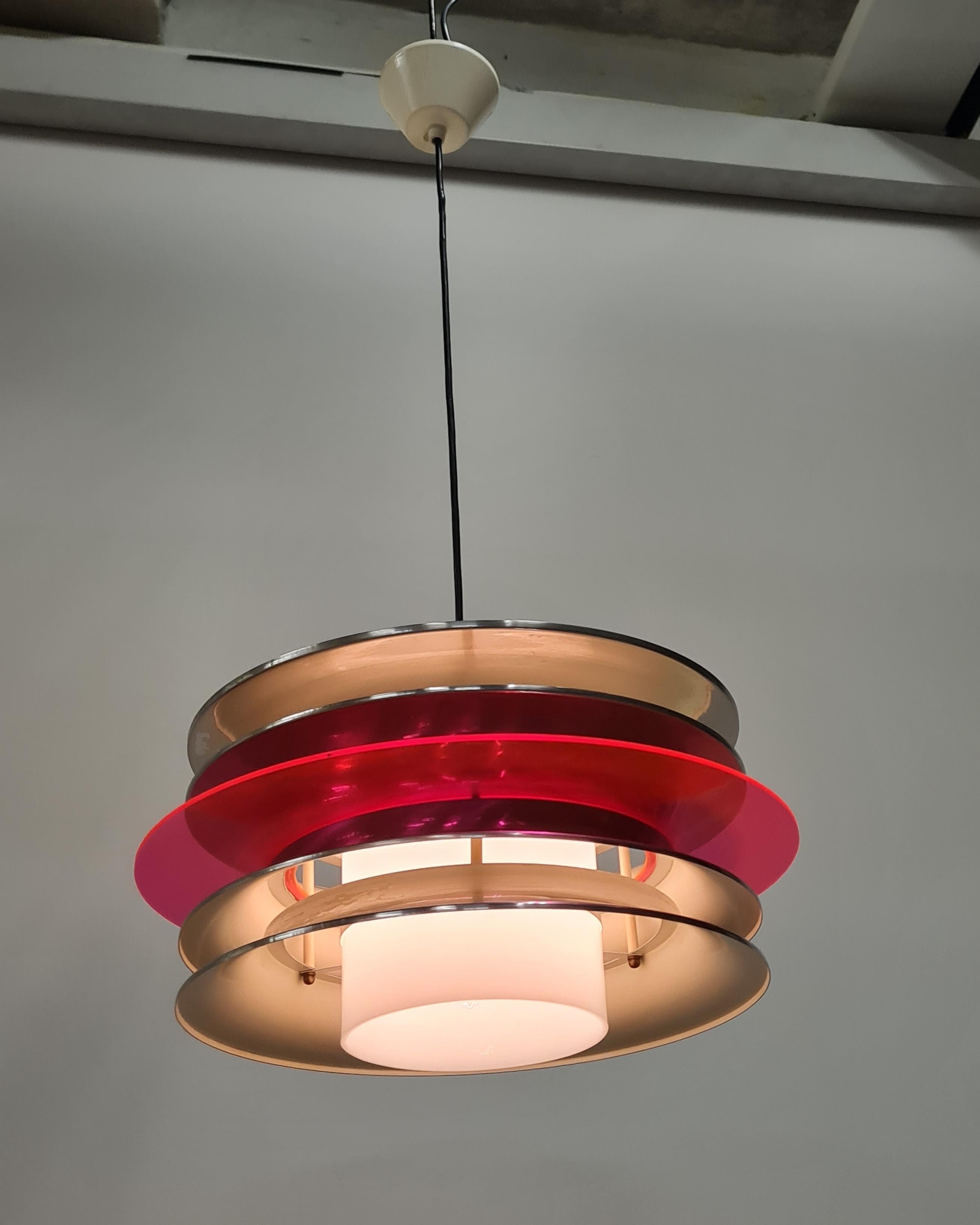 Late 20th Century Modernistic Slatted Kai Ruokonen Ceiling Pendant in Silver and Red, Lynx 1970s For Sale
