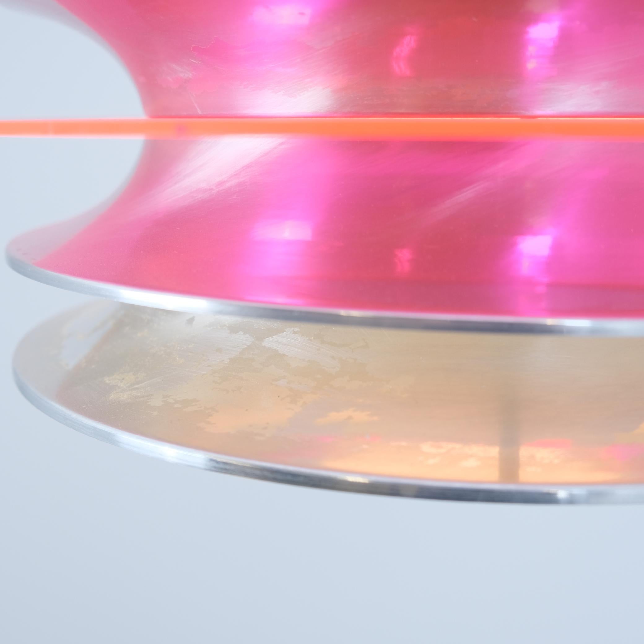 Fine XX secolo Ciondolo da soffitto modernista a doghe di Kai Ruokonen in argento e rosso, Lynx 1970s in vendita