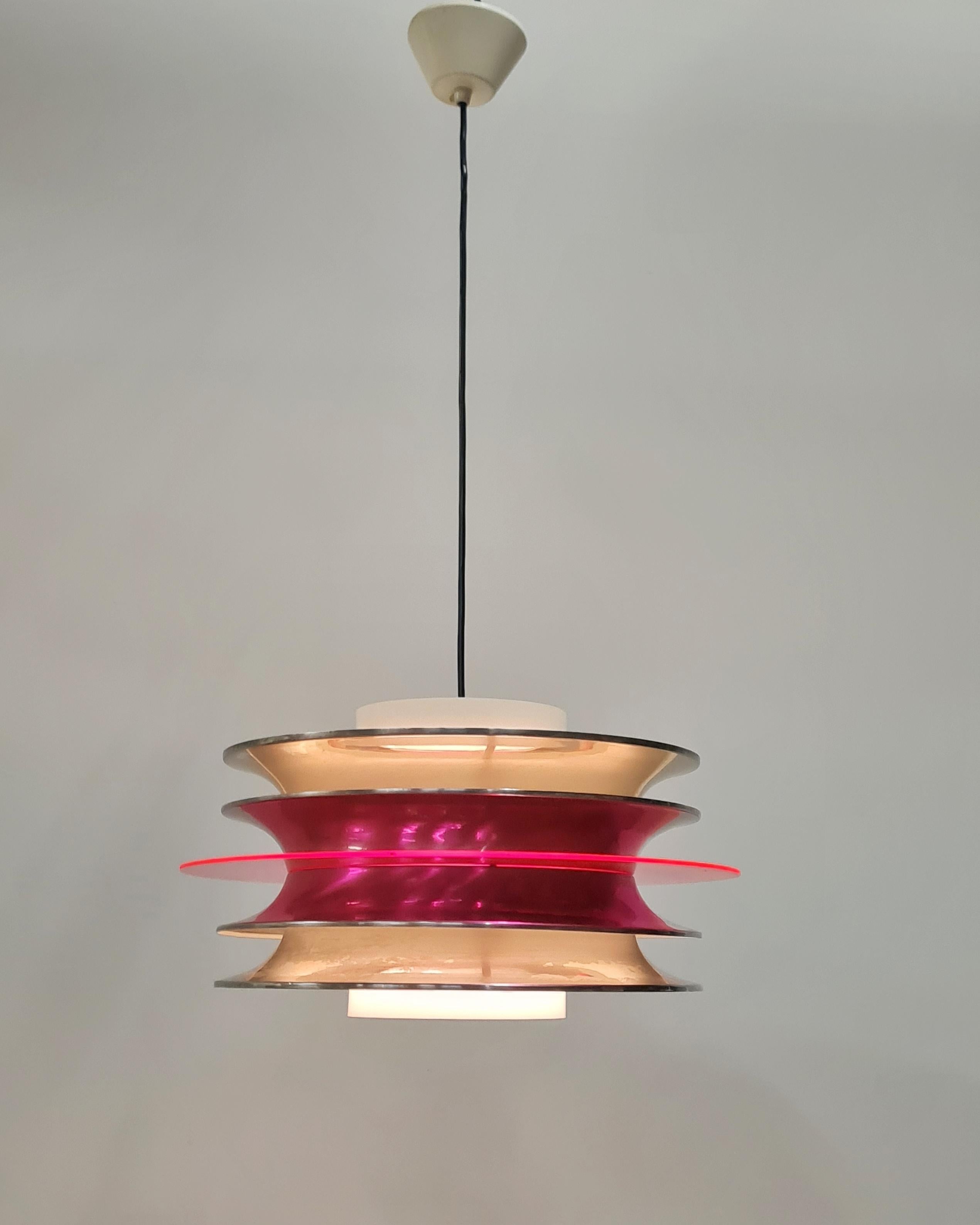 Aluminum Modernistic Slatted Kai Ruokonen Ceiling Pendant in Silver and Red, Lynx 1970s For Sale
